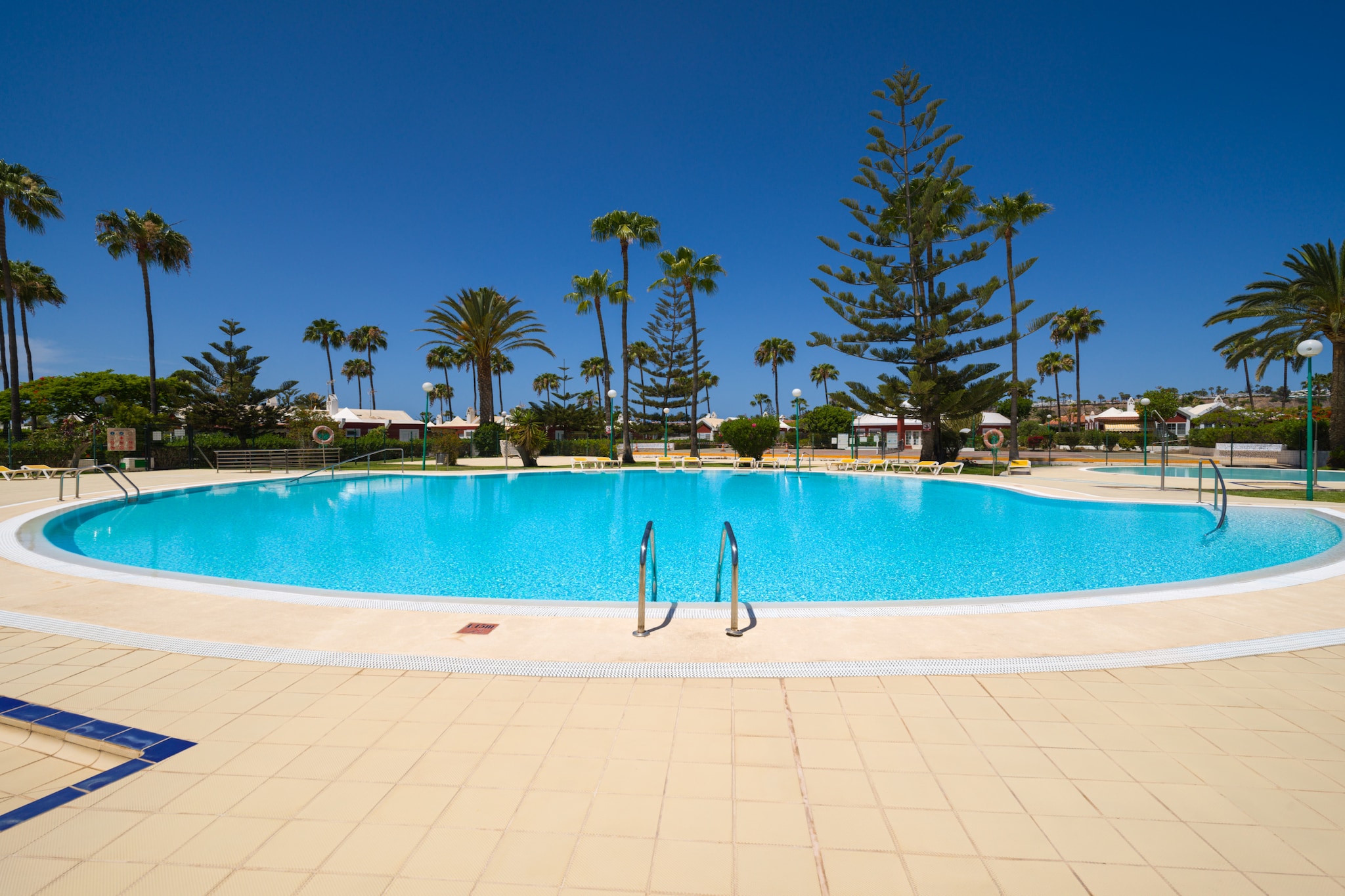 This delightful bungalow offers a relaxing retreat for up to 4 guests, featuring 1 bedroom with a double bed and a spacious living-dining room with a sofa bed that accommodates 2. It includes modern comforts such as air conditioning in the living room, a ceiling fan in the bedroom, high-speed Wi-Fi, and a smart TV with international channels. The property is pet-friendly, allowing you to bring your furry companion along. The bright interior is complemented by large windows, ensuring ample natural light throughout the day. The bathroom is equipped with a shower, and there is a private terrace with a dining area and a barbecue, perfect for outdoor meals.

The bungalow is located in a peaceful residential complex and is just a short walk away from various amenities. You’ll find a supermarket and a restaurant within 200 meters, and a shopping center and entertainment options like bowling and billiards at 600 meters. The stunning beach is only 3.5 km away, while the vibrant town of Maspalomas, known for its sandy beach and lively cafes, is nearby. For those interested in golf, the course is just 950 meters away.

This fully equipped bungalow comes with a modern kitchen featuring essential appliances such as a refrigerator, microwave, oven, and dishwasher. It’s perfect for preparing meals during your stay, with additional amenities like a coffee machine, toaster, and kettle available. The property also includes a washing machine, an iron, and a hair dryer for your convenience.