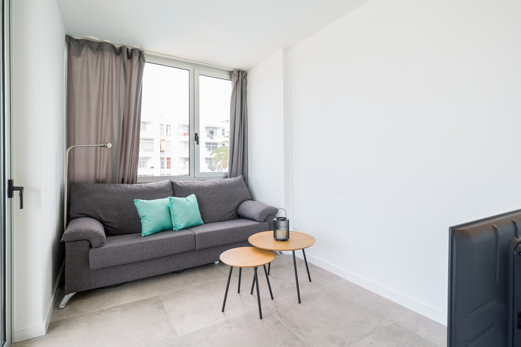 This recently refurbished apartment (2023) offers a perfect blend of modern comfort and tranquility. Located just a short distance from Yumbo Shopping Centre and the beach, the apartment features two cozy bedrooms—one with a double bed and the other with two single beds—along with a stylish bathroom with a shower. The living room is well-equipped with air conditioning and high-speed Wi-Fi, making it ideal for both relaxation and work. Step out onto the private terrace, which offers a dining area and outdoor seating, perfect for enjoying the pleasant weather. The property also boasts a communal swimming pool, garden, and sun loungers for added relaxation.

Conveniently located in a peaceful residential area, the apartment is within walking distance of a variety of shops, restaurants, and cafes, with the beach and the famous Maspalomas Dunes just 1.5 km away. Guests can also explore nearby attractions, such as the Maspalomas Lighthouse (4 km), golf courses, and a marina. A supermarket is just 50 meters away, ensuring easy access to essential items. The apartment complex offers private parking for guests and is well-connected, with the airport situated 32 km from the property.

In addition to the apartment's main amenities, a cot and high chair are available for families with young children (upon request). The fully equipped kitchen includes a dishwasher and all the necessary kitchenware for preparing meals during your stay. With its modern design, prime location, and comfortable amenities, this apartment provides the perfect base for your holiday in Gran Canaria.