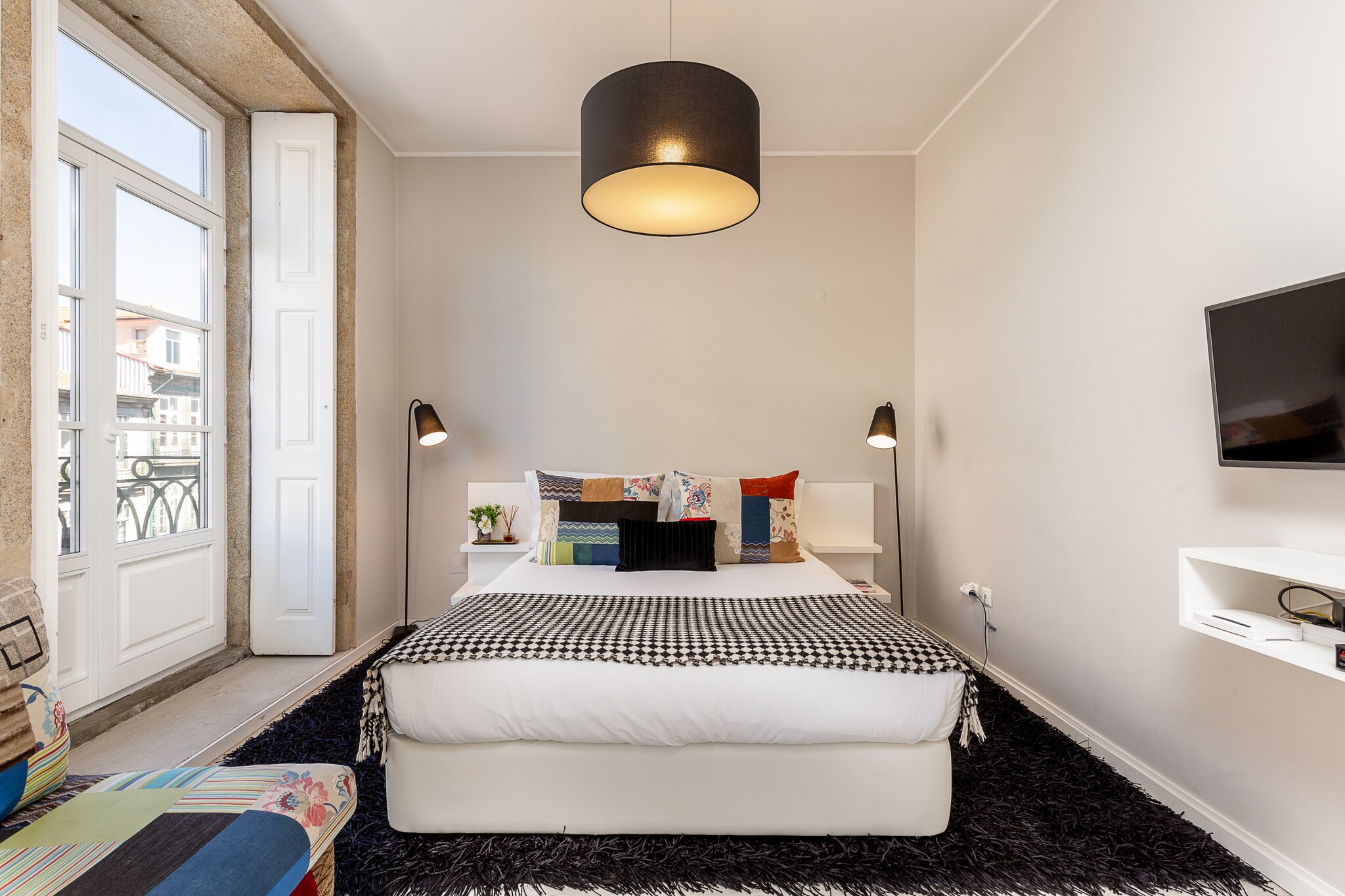 Property, along with its cozy and well-equipped design, offers a comfortable retreat in the heart of Porto. This 33 mÂ² apartment accommodates up to 2 guests, with a spacious bedroom featuring a double bed. The apartment also includes a bathroom with a bathtub, perfect for a relaxing soak. With air conditioning, high-speed Wi-Fi, and cable TV offering channels in Spanish, English, French, and Portuguese, this property provides all the modern amenities needed for a pleasant stay. Pets are welcome, making it a great choice for those traveling with their furry companions.

Ideally located, the apartment puts guests within easy reach of Portoâ€™s top attractions. Just a short walk away, visitors can explore SÃ£o Bento Station, the picturesque Ribeira do Porto, and the historic city center. The area is also home to a variety of local cafes, restaurants, and shops, allowing guests to immerse themselves in the vibrant culture of Porto. Public transportation options are conveniently located nearby, making it easy to explore even further.

The apartment features a fully equipped independent kitchen with modern appliances, including a refrigerator, freezer, coffee machine, oven, and microwave, allowing guests to prepare meals with ease. Additionally, the accommodation offers an iron for your convenience. With its combination of comfort, amenities, and prime location, this apartment is the perfect choice for those seeking a memorable stay in Porto.