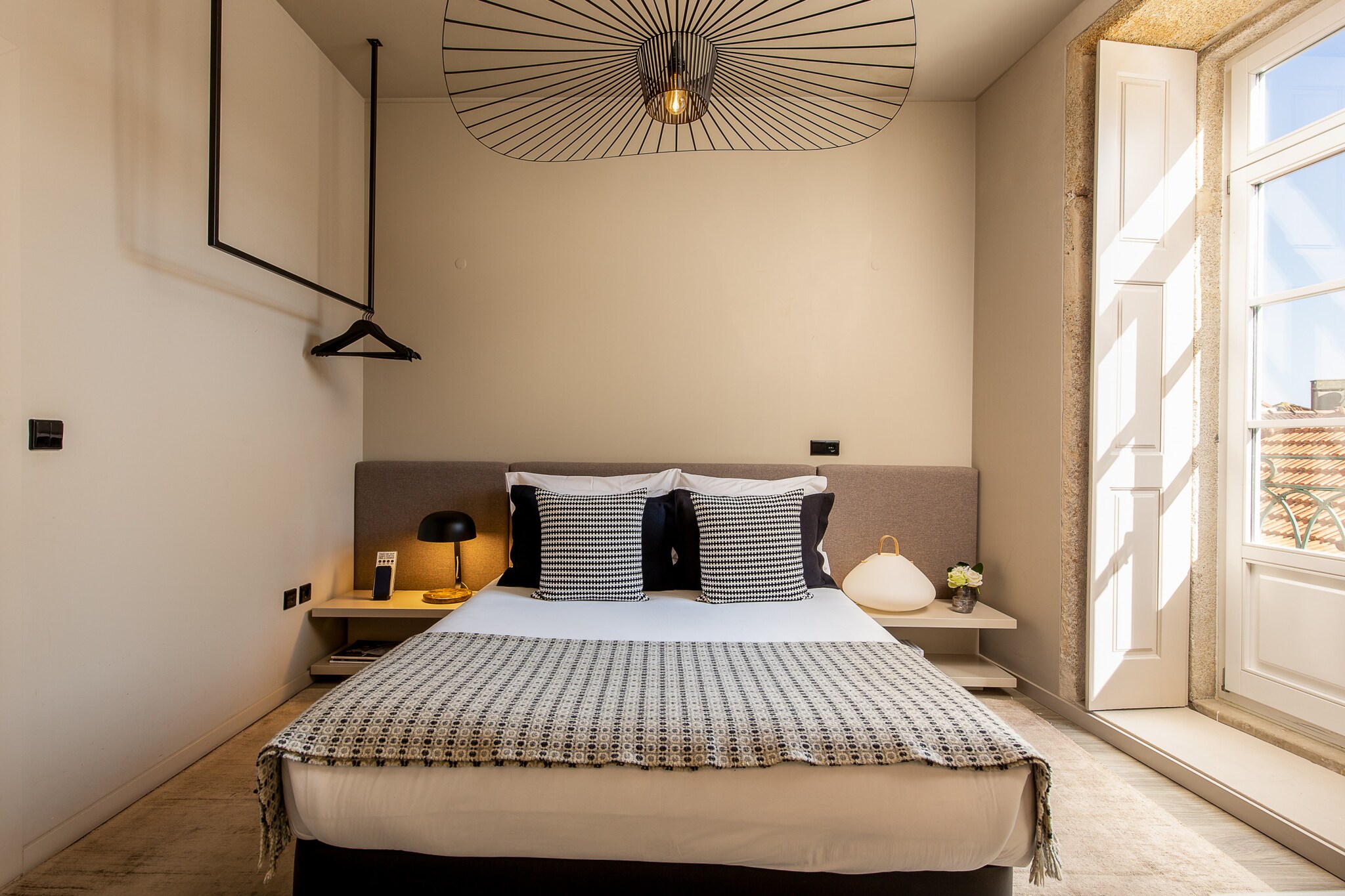 The property, along with its charming and well-appointed design, offers a comfortable and convenient stay for up to 3 guests. This cozy 50 m² studio includes 2 beds – a double bed and a sofa bed – perfect for small families or groups. The studio features a well-equipped independent kitchen with all the necessary appliances, including a refrigerator, washing machine, dryer, coffee maker, oven, and microwave, allowing guests to prepare meals at their convenience. Additional amenities such as electric heating, Wi-Fi, and cable TV with channels in Spanish, English, French, and Portuguese ensure a comfortable and enjoyable stay. The apartment also has 1 bathroom with a shower, adding to the overall convenience.
Situated in the lively heart of Porto, the studio offers easy access to a variety of attractions, local restaurants, and public transport options. The property is just 200 meters from a supermarket, making it convenient for shopping. São Bento Station, offering both train and metro services, is only 400 meters away, and the picturesque Ribeira do Porto is a short 900-meter walk. The central location allows guests to explore Porto's vibrant culture, historic sites, and local hotspots with ease.
The studio’s kitchen provides everything you need for preparing your own meals during your stay. Whether you want to cook a simple breakfast or a full dinner, the appliances available ensure a seamless experience. In addition to the kitchen, the apartment is equipped with electric heating, ensuring comfort during your stay, and the Wi-Fi ensures you can stay connected throughout.