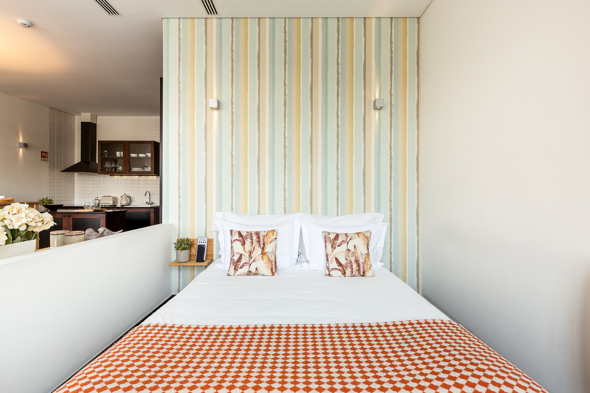 The property, along with its modern amenities, offers a comfortable and practical stay for up to 3 guests. This 50 m² studio features a double bed and a single sofa bed, making it ideal for couples or small families. The studio is equipped with an independent kitchen that includes essential appliances like a refrigerator, microwave, oven, freezer, and coffee machine, allowing guests to prepare meals with ease. The property also offers satellite TV, electric heating, and high-speed internet for added convenience. The bathroom comes with a shower and a hairdryer, ensuring a comfortable and relaxing experience. Additionally, bed linens, towels, and heating are included in the accommodation.
Located in the vibrant city of Porto, the studio is situated within walking distance of numerous attractions, restaurants, and cafes. It offers easy access to public transport, making it a great base for exploring the city's historic sites and cultural hotspots. Guests can enjoy the charm of Porto, from its stunning riverside views to the bustling markets and shopping areas. The property is also well-connected to transportation options, ensuring that getting around the city is quick and easy.
The apartment provides a fully equipped kitchen, allowing guests to cook and enjoy their meals in the comfort of the studio. In addition to the kitchen, the property is equipped with a washing machine, dryer, and iron, adding to the convenience for longer stays. Whether you’re staying for a short visit or an extended period, this studio offers all the necessary amenities for a comfortable and enjoyable experience.