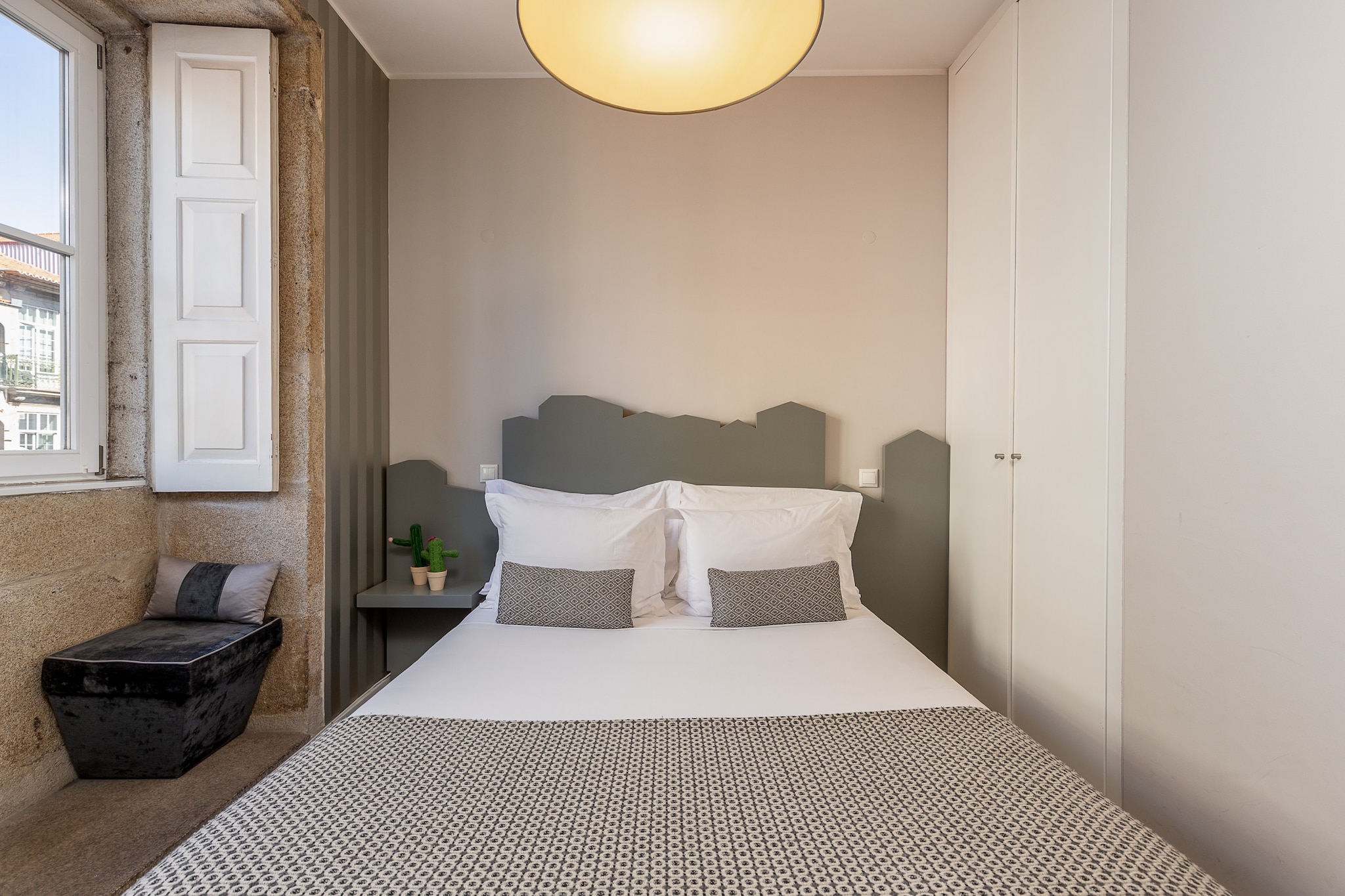 On the 1st floor: (Living room(single sofa bed, TV(satellite), dining table, seating area), open kitchen(electric kettle, toaster, coffee machine, oven, microwave, fridge-freezer, Juicer, dishes and cutlery), bedroom(double bed), bathroom(bath tub, hairdryer), Internet access)\n\nwashing machine, air conditioning, iron