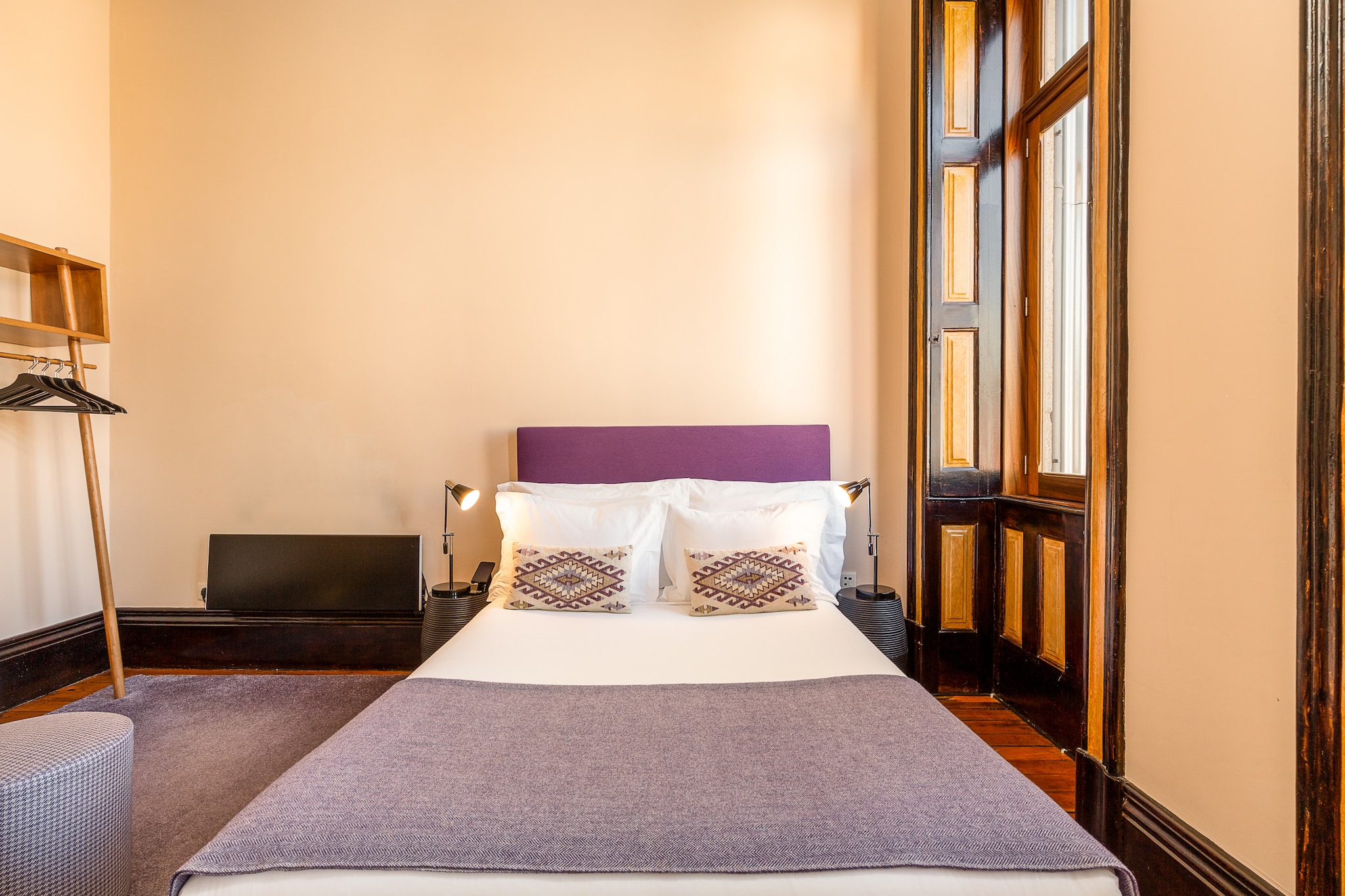 On the 2nd floor: (Kitchen(electric kettle, toaster, coffee machine, oven, microwave, fridge-freezer, Juicer, dishes and cutlery, Cooking basics), Living/bed room(double bed, TV(satellite)), bathroom(shower, washbasin, toilet, hairdryer), Internet access)\n\nElevator, air conditioning, iron