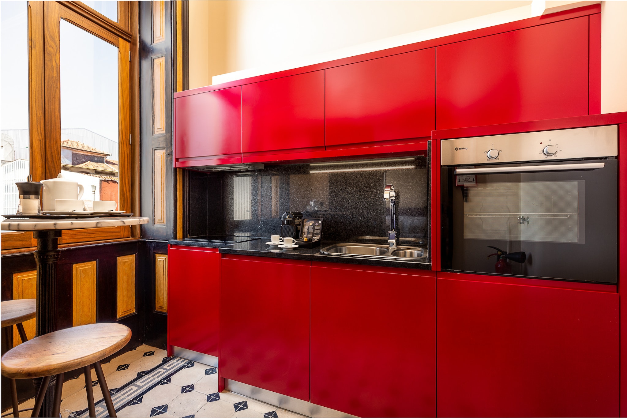 This modern and air-conditioned studio in Porto offers a comfortable and convenient stay for solo travelers or couples. It features a double bed and a fully equipped independent kitchen, including a refrigerator, microwave, oven, and coffee machine. Guests can enjoy satellite TV, internet access, and a hairdryer, with bed linen, towels, and final cleaning included. The studio is perfect for those seeking a cozy and self-sufficient retreat in the heart of Porto, with a no-smoking policy and no pets allowed.

Located in a central area of Porto, the studio provides easy access to local attractions, cafes, and shops, making it ideal for exploring the city's vibrant culture. Public transport options, including buses and metro stations, are nearby, offering great connectivity for discovering other parts of Porto. Whether you're visiting historic sites or enjoying the local food scene, this location ensures you'll have everything you need for a memorable stay.

The studio also includes a bathroom with a shower, offering convenience and comfort. Optional services like a baby high chair and cot/crib are available for families. With its central location, practical amenities, and relaxing atmosphere, this apartment is a great choice for those seeking a convenient and affordable place to stay in Porto.