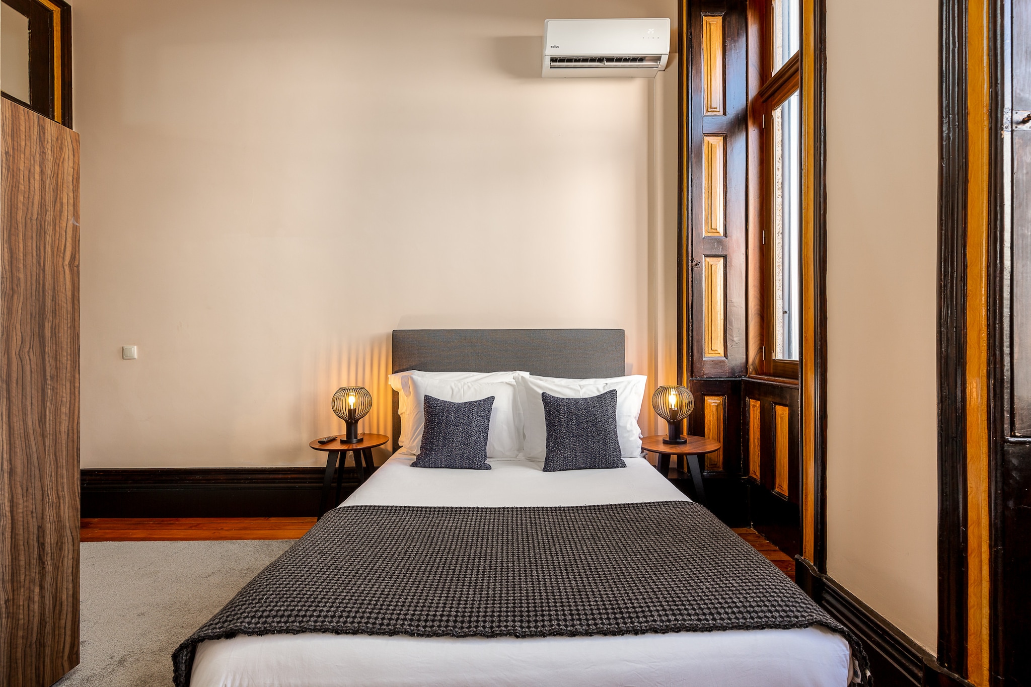 On the 1st floor: (Kitchen(electric kettle, toaster, coffee machine, oven, microwave, fridge-freezer, Juicer, dishes and cutlery, Cooking basics), Living/diningroom(single sofa bed, TV(satellite), dining table(4 persons)), bedroom(double bed, TV), bathroom(shower, washbasin, toilet), bathroom(shower, washbasin, hairdryer), Internet access)\n\nElevator, tumble dryer, washing machine, air conditioning, iron