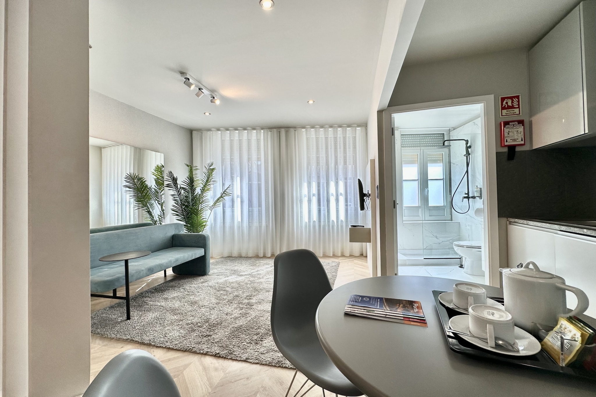 This charming air-conditioned studio in Porto is perfect for solo travelers or couples. It features a comfortable double bed and a fully equipped independent kitchen with a refrigerator, microwave, oven, coffee machine, and more. The studio is pet-friendly, allowing you to bring your pet for an additional fee. It also includes essential amenities such as Wi-Fi, a washing machine, satellite TV, and a hairdryer. Bed linen, towels, and final cleaning are provided, ensuring a hassle-free stay in a cozy 45 mÂ² space.

Located in the vibrant city of Porto, this studio offers easy access to local cafes, shops, and cultural attractions, making it an ideal base for exploring. Public transport options are close by, providing convenient access to other parts of the city. Whether youâ€™re interested in history, cuisine, or Porto's lively nightlife, this location places you right in the heart of the action.

The studio is designed to make your stay comfortable and self-sufficient. The kitchen is fully equipped for cooking, and additional services like a baby high chair and cot/crib are available for families. With its central location and practical amenities, this studio offers a perfect, affordable choice for your Porto visit.