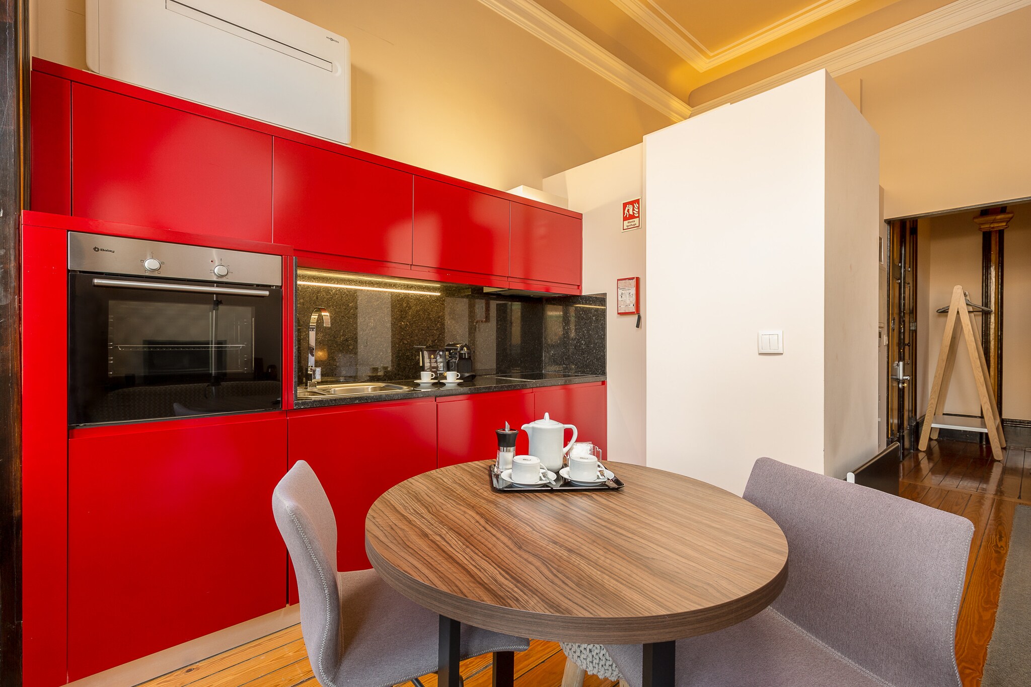 This modern, air-conditioned studio in Porto offers a comfortable and stylish retreat for solo travelers or couples. Featuring a double bed, a fully equipped independent kitchen with a refrigerator, microwave, oven, and coffee machine, it provides everything needed for a convenient stay. The apartment also boasts a balcony, allowing you to enjoy fresh air and scenic views. Other amenities include Wi-Fi, satellite TV, a washing machine, and a dryer, ensuring a comfortable and practical stay.

Located in the vibrant BolhÃ£o area, the studio is ideally situated for exploring Portoâ€™s rich culture, local cafes, and shops. With public transportation nearby, it's easy to reach all the major attractions the city has to offer. Whether you're interested in visiting historic landmarks or enjoying Portoâ€™s culinary scene, this central location makes it the perfect base for your adventures.

The studio also features a modern bathroom with a shower, a hairdryer, and essential services like bed linen and towels, which are included in your stay. Additional services such as a baby high chair and cot/crib are available for families. With its contemporary amenities and ideal location, this apartment offers both comfort and convenience for your Porto visit.