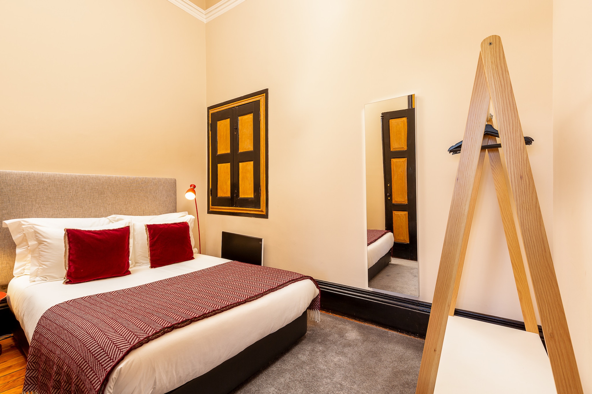 On the 2nd floor: (Kitchen(electric kettle, toaster, coffee machine, oven, microwave, fridge-freezer, Juicer, dishes and cutlery, Cooking basics), Living/diningroom(single sofa bed, TV(satellite), dining table(2 persons)), bedroom(double bed), bathroom(shower, washbasin, toilet, hairdryer))\n\nElevator, tumble dryer, washing machine, balcony, air conditioning, iron