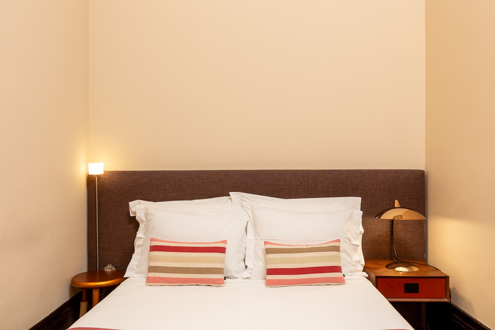 On the 3rd floor: (Kitchen(electric kettle, toaster, coffee machine, oven, microwave, fridge-freezer, Juicer, dishes and cutlery, Cooking basics), Living/diningroom(single sofa bed, TV(satellite), dining table(2 persons)), bedroom(double bed), bathroom(shower, washbasin, toilet, hairdryer), Internet access)\n\nElevator, tumble dryer, washing machine, balcony, air conditioning, iron