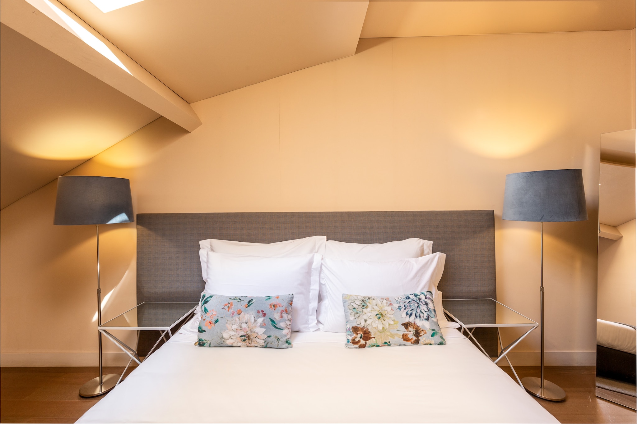 On the 4th floor: (Kitchen(electric kettle, toaster, coffee machine, oven, microwave, fridge-freezer, Juicer, dishes and cutlery, Cooking basics), Living/diningroom(TV(satellite), dining table(4 persons), seating area), bedroom(double bed), bedroom(single bed), bathroom(shower, washbasin, toilet, hairdryer), bathroom(shower, washbasin, toilet), Internet access)\n\nElevator, tumble dryer, washing machine, air conditioning, iron