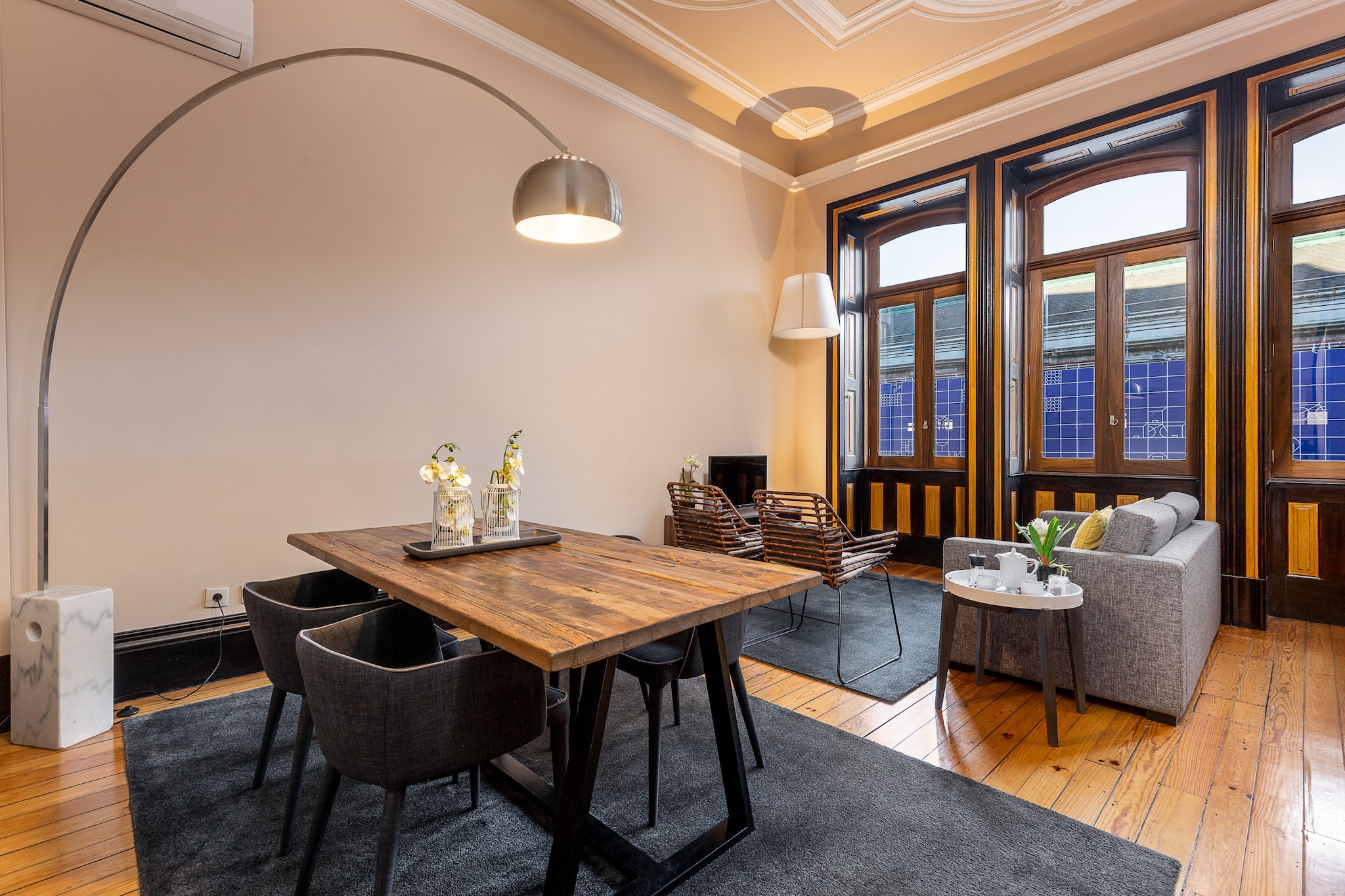 This modern apartment is located in the heart of the lively city of Porto, just a 10-minute walk from the historic center. With 125 mÂ² of space, it offers comfortable accommodation for up to 4 people, with 2 bedrooms and 2 bathrooms. The apartment is fully equipped and tastefully furnished, including air conditioning, Wi-Fi internet, cable TV with channels in Spanish, English, French, and Portuguese, and a separate kitchen with modern appliances such as a refrigerator, washing machine, dryer, coffee maker, oven, and microwave.

The apartment's location is ideal for exploring the city. It is only 600 meters from SÃ£o Bento train station, 17 km from the airport, less than 100 meters from the metro station, 850 meters from bus stops, and just 10 meters from a supermarket. Major tourist attractions, restaurants, and shops are within walking distance, making this apartment perfect for those who wish to explore Porto in a convenient and comfortable way.

Combining a central location with modern amenities, the fully equipped kitchen provides everything you need to prepare meals during your stay. The 2 bathrooms offer comfort and privacy for all guests. Whether for a family stay or with friends, this apartment is an excellent choice for a memorable experience in Porto.