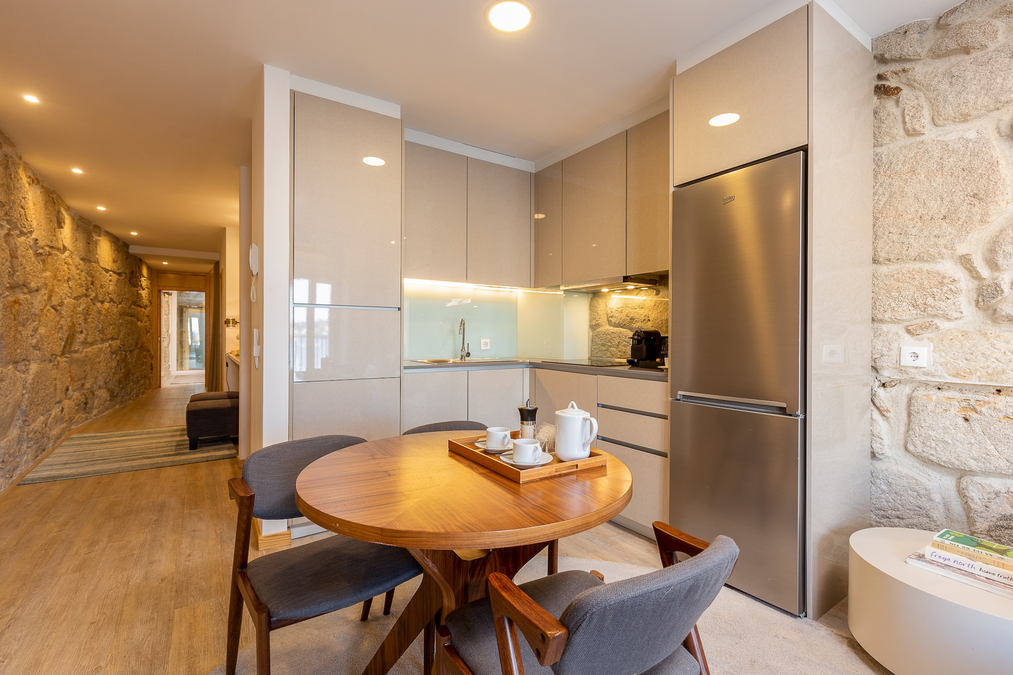 This modern apartment is located in the heart of the vibrant city of Vila Nova de Gaia, offering an elegant and functional space for a relaxing stay. The apartment features 1 bedroom with a double bed and a single bed, comfortably accommodating up to 3 people. The fully equipped independent kitchen includes state-of-the-art appliances such as a refrigerator, freezer, coffee machine, and microwave, providing everything needed for a convenient stay. Additionally, guests can enjoy a balcony with a scenic river view, perfect for unwinding after a day of exploration.

The apartmentâ€™s prime location allows easy access to the city's attractions, with the General Torres metro and train station just 750 meters away, making it simple to explore the best of Vila Nova de Gaia and Porto. Whether youâ€™re visiting for leisure or business, the cityâ€™s many restaurants, bars, and cultural landmarks are within easy reach.

With modern amenities such as Wi-Fi internet and air conditioning, the apartment ensures comfort throughout your stay. Its combination of convenience, elegance, and a perfect location makes it the ideal choice for a memorable stay in Vila Nova de Gaia.