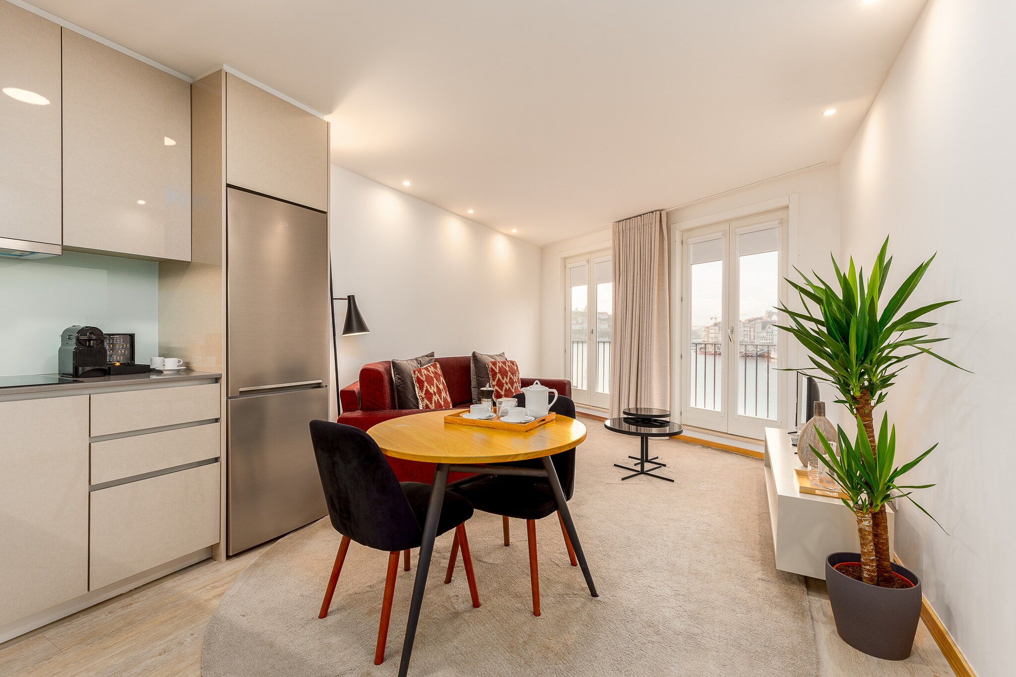 This modern and cozy property is located in the heart of Vila Nova de Gaia. It offers a comfortable environment perfect for up to 3 people, with 1 bedroom featuring 2 beds (1 double and 1 single). The independent kitchen is fully equipped with a refrigerator, freezer, coffee machine, microwave, and all the necessary utensils. The bathroom includes a shower for added comfort. Additional amenities include air conditioning, Wi-Fi, TV with channels in Spanish, English, French, and Portuguese, and a balcony with a river view.

The location is excellent, just a few steps from the city center and within a short distance of beaches, supermarkets, public transportation, and other points of interest. The lively area provides a combination of local attractions, making it an ideal base to explore Vila Nova de Gaia and the Porto region. The proximity to these services and attractions ensures a practical and enjoyable stay.

Furthermore, the property offers a practical and comfortable experience, with a fully equipped kitchen, perfect for preparing meals during your stay. The combination of modern amenities and a central location makes this apartment the perfect place to explore the city and relax after a day of discoveries.