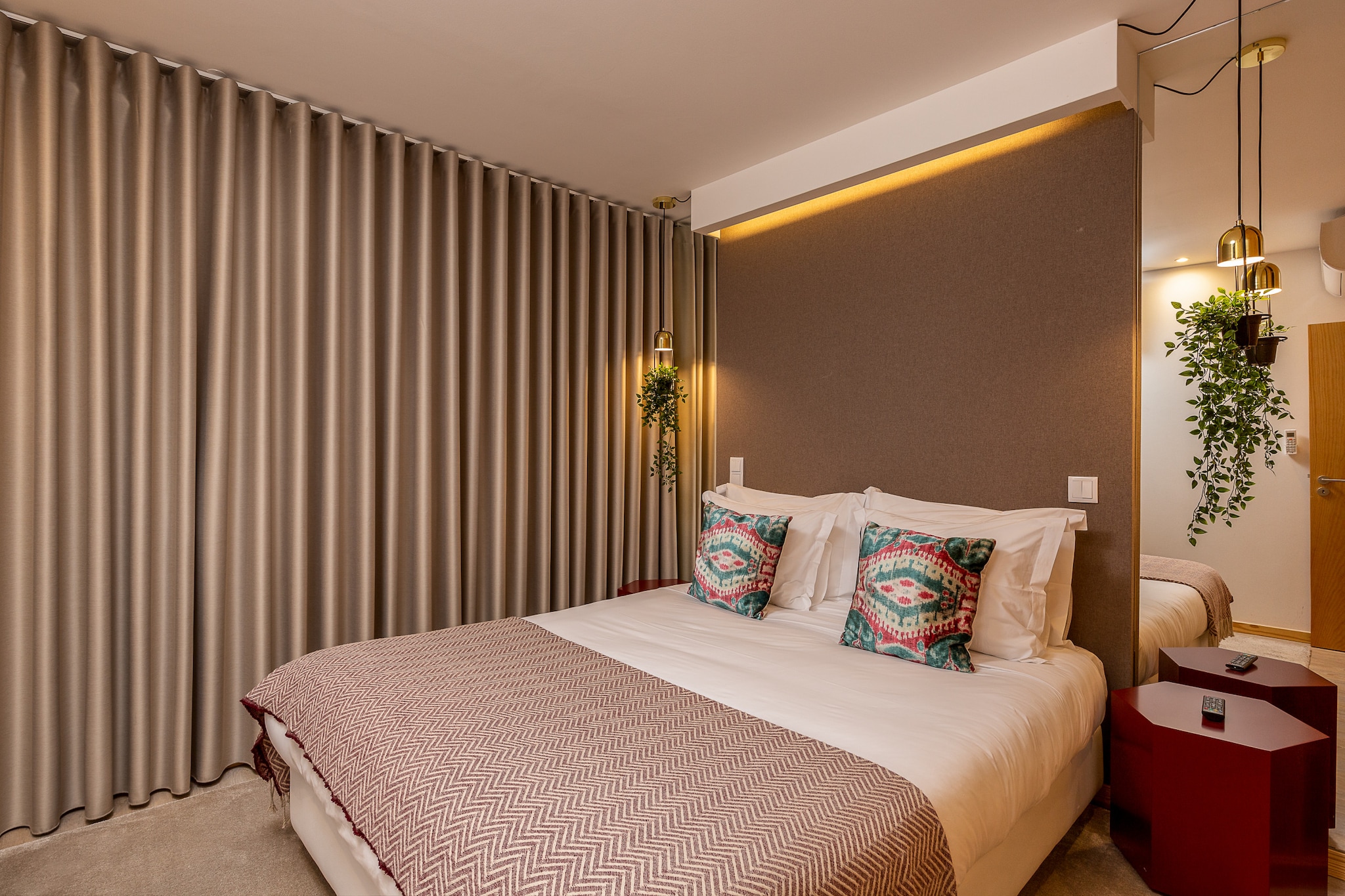 On the 3rd floor: (Living room(TV(satellite), dining table, seating area), open kitchen(electric kettle, toaster, coffee machine, oven, microwave, fridge-freezer, Juicer, dishes and cutlery), bedroom(single bed, double bed), bathroom(shower, hairdryer), Internet access)\n\nbalcony, air conditioning, iron