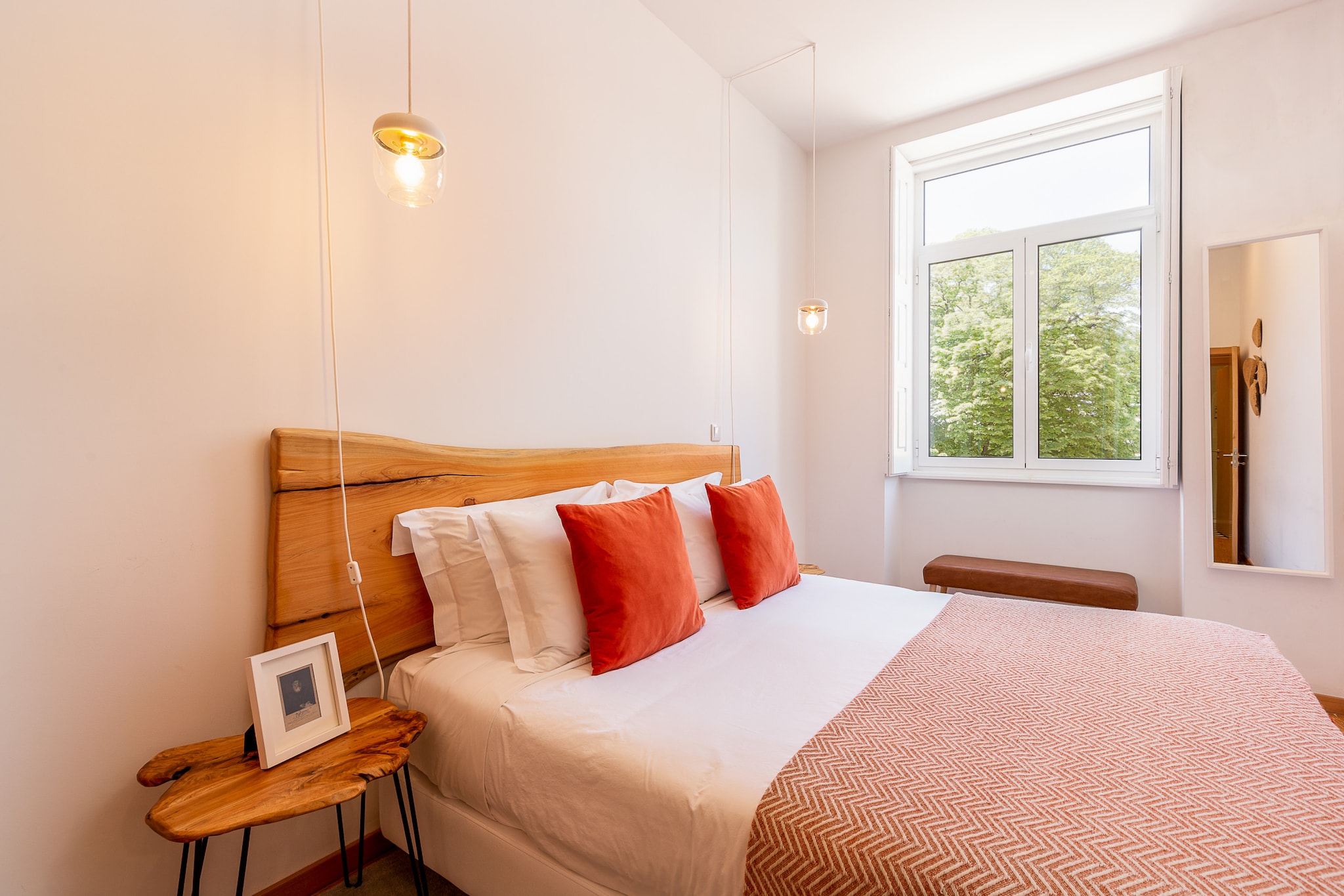 On the 2nd floor: (Living room(TV(satellite), dining table), open kitchen(electric kettle, toaster, coffee machine, oven, microwave, fridge-freezer, Juicer, dishes and cutlery), bedroom(double bed), bathroom(shower, hairdryer), Internet access)\n\nair conditioning, iron