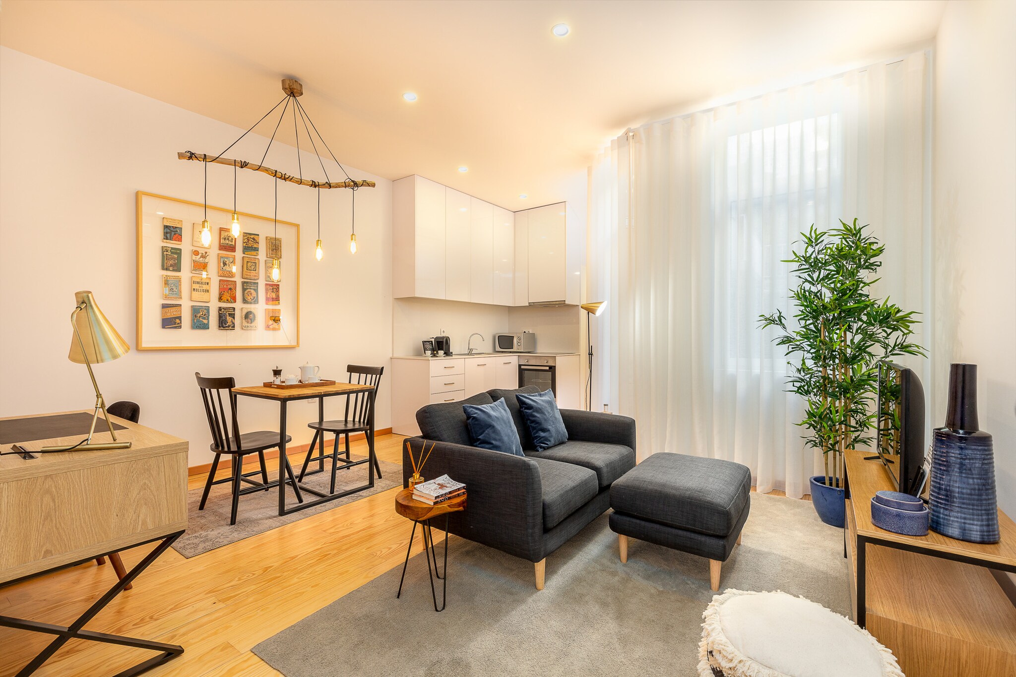 This charming apartment in Porto offers a comfortable and well-equipped stay for up to 2 guests. The apartment features a bedroom with a double bed, ideal for couples or solo travelers. The independent kitchen is fully equipped with modern appliances, including a glass ceramic hotplate, refrigerator, microwave, oven, freezer, coffee machine, toaster, and kettle. The apartment also has a bathroom with a shower and an additional toilet for convenience. Additional amenities include air conditioning, Wi-Fi, satellite TV, a washing machine, and an iron.

The apartment is pet-friendly, allowing you to bring your furry companion along for your stay, and smoking is not permitted inside the property. Families with young children will appreciate the availability of a baby high chair and cot/crib. Bed linen, towels, and final cleaning are included in the booking price, making for a hassle-free stay. 

Located in a central area of Porto, the apartment provides easy access to local attractions, cafes, and transportation options. The property is perfect for those looking for a quiet and comfortable retreat while being close to the city's vibrant culture. Check-in is available from 15:00 to 0:00, with check-out by 12:00, offering flexibility for guests. The apartment is ideal for a relaxing stay in Porto, combining modern amenities with a great location.