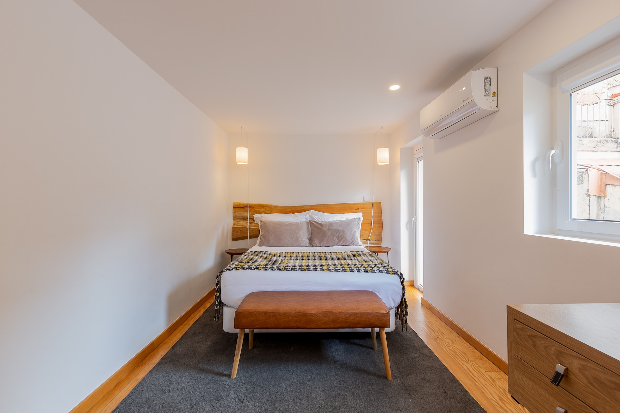 On the 2nd floor: (Living room(TV(satellite), dining table), open kitchen(electric kettle, toaster, coffee machine, oven, microwave, fridge-freezer, Juicer, dishes and cutlery), bedroom(double bed), bedroom(double bed), bathroom(shower, hairdryer), toilet(toilet), Internet access)\n\nwashing machine, air conditioning, iron