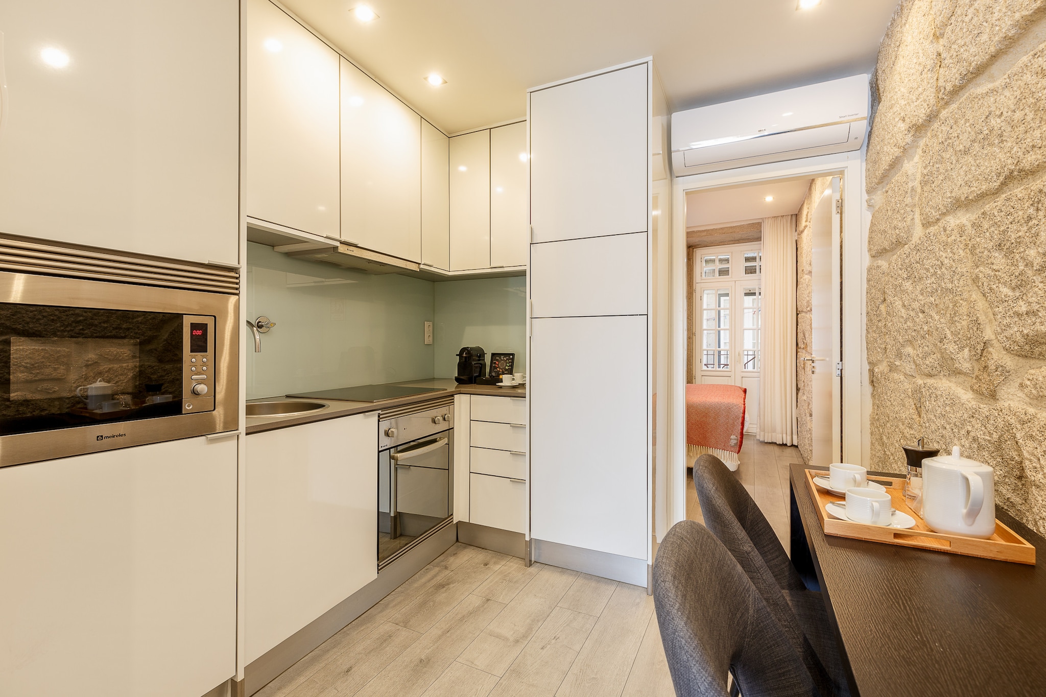 This property, along with its elegant setting, is a spacious apartment that can comfortably accommodate two guests. It features a cozy bedroom with a double bed, making it ideal for a couple. The apartment is air-conditioned and includes modern amenities such as Wi-Fi and satellite TV. Additionally, it offers a balcony with scenic river views, providing a peaceful spot to relax. The apartment is well-equipped for a self-catering stay, and services like bed linen, final cleaning, and towels are included. However, pets are not allowed, and smoking is prohibited inside the apartment.

The property is located in a charming part of Porto, offering easy access to local cafes, restaurants, and shops. Guests can enjoy the beauty of the river with its stunning views from the balcony. The area is within walking distance of several cultural attractions, and guests can easily explore Portoâ€™s vibrant atmosphere. Public transportation options, such as metro and bus stations, are nearby, with the train station just a short distance away. The airport is also accessible within a short drive, ensuring convenient travel.

The apartment includes a fully equipped kitchen, ideal for preparing meals during your stay. The kitchen features appliances such as a refrigerator, microwave, oven, and coffee machine. The bathroom is equipped with a shower and a hairdryer for added convenience. A washing machine is also provided, allowing guests to refresh their clothes. With these facilities, the apartment provides a comfortable and functional stay for guests looking to explore the city while enjoying the comforts of home.