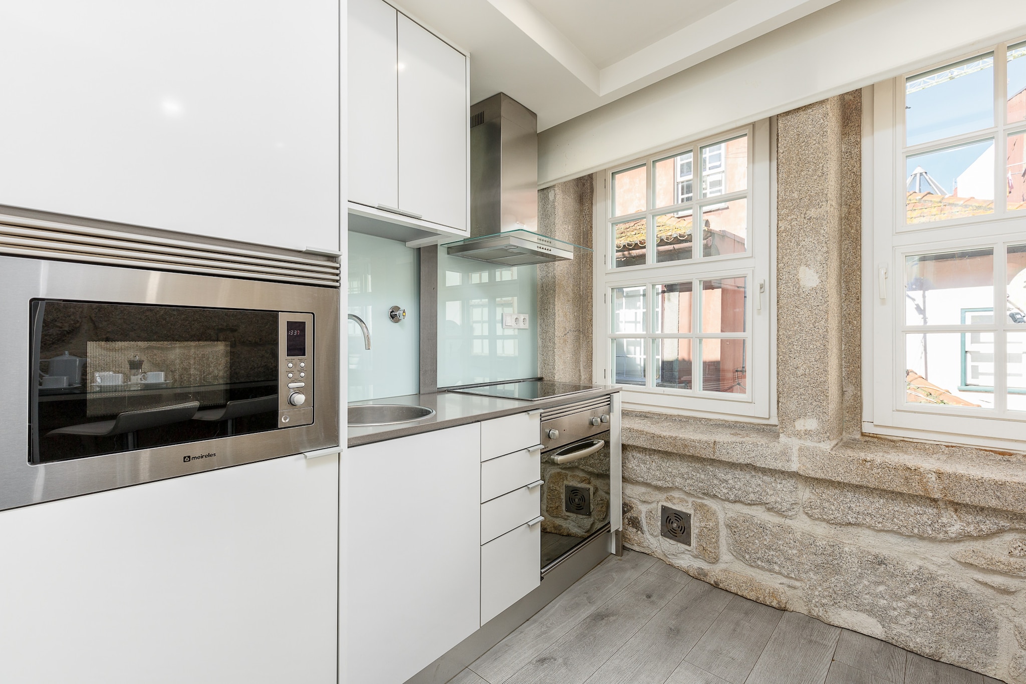 Experience the charm of Porto from this spacious and modern apartment, ideal for families or small groups of up to 4 guests. With one double bed and two single beds, the home offers a comfortable layout complemented by air conditioning and free Wi-Fi throughout.

The fully equipped kitchen includes a refrigerator, oven, microwave, coffee machine, toaster, and kettle, perfect for preparing meals at your own pace. After a day of exploring, unwind in the cozy living area with satellite TV or step out onto the private terrace to enjoy peaceful river views. Additional amenities include bed linen, towels, final cleaning, and a bathroom with a shower and hairdryer. Please note: the apartment is non-smoking and pets are not allowed.

Located in the heart of Porto, the apartment is just 800 meters from SÃ£o Bento train station and a 16-minute drive from Francisco SÃ¡ Carneiro Airport. You'll be within walking distance of the lively Ribeira district, local cafÃ©s, markets, and iconic landmarks.

Whether you're here for a weekend getaway or an extended stay, this river-view retreat offers comfort, convenience, and a prime location in one of Portugalâ€™s most vibrant cities.