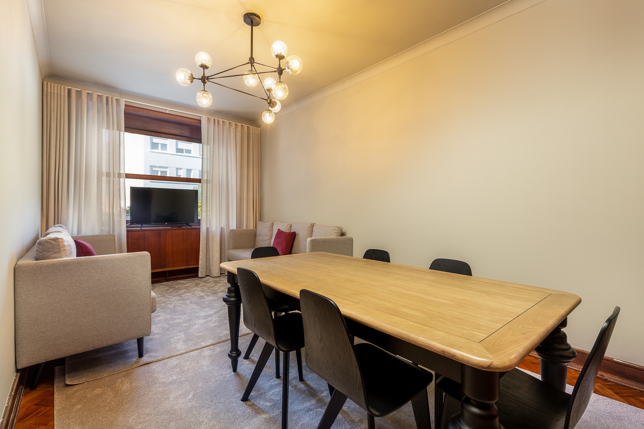 This modern apartment features 3 double beds and 3 single beds, providing a comfortable stay for groups or families. Equipped with air conditioning, internet, satellite TV, and other essential amenities, the apartment ensures convenience and comfort for guests. The independent kitchen is fully equipped with a refrigerator, microwave, oven, coffee machine, dishwasher, and other kitchen utensils, allowing for easy meal preparation. Additionally, the property includes bed linens, towels, and final cleaning, offering a cozy and practical environment.

Located on the vibrant Santa Catarina Street in Porto, the apartment is situated in an area filled with cafes, shops, and restaurants. The proximity to public transport makes it easy to access major tourist spots in the city, such as Ribeira and the Dom LuÃ­s I Bridge, and it serves as an excellent base to explore Portoâ€™s culture and history. Bus stops and metro stations are nearby, ensuring easy transportation around the city and beyond.

With 105 mÂ² of space, the apartment offers ample room for relaxation and comfort. Two bathrooms with showers and an additional toilet provide convenience for guests. The lift offers easy access to the property, while the inclusion of air conditioning ensures a pleasant stay in any season.