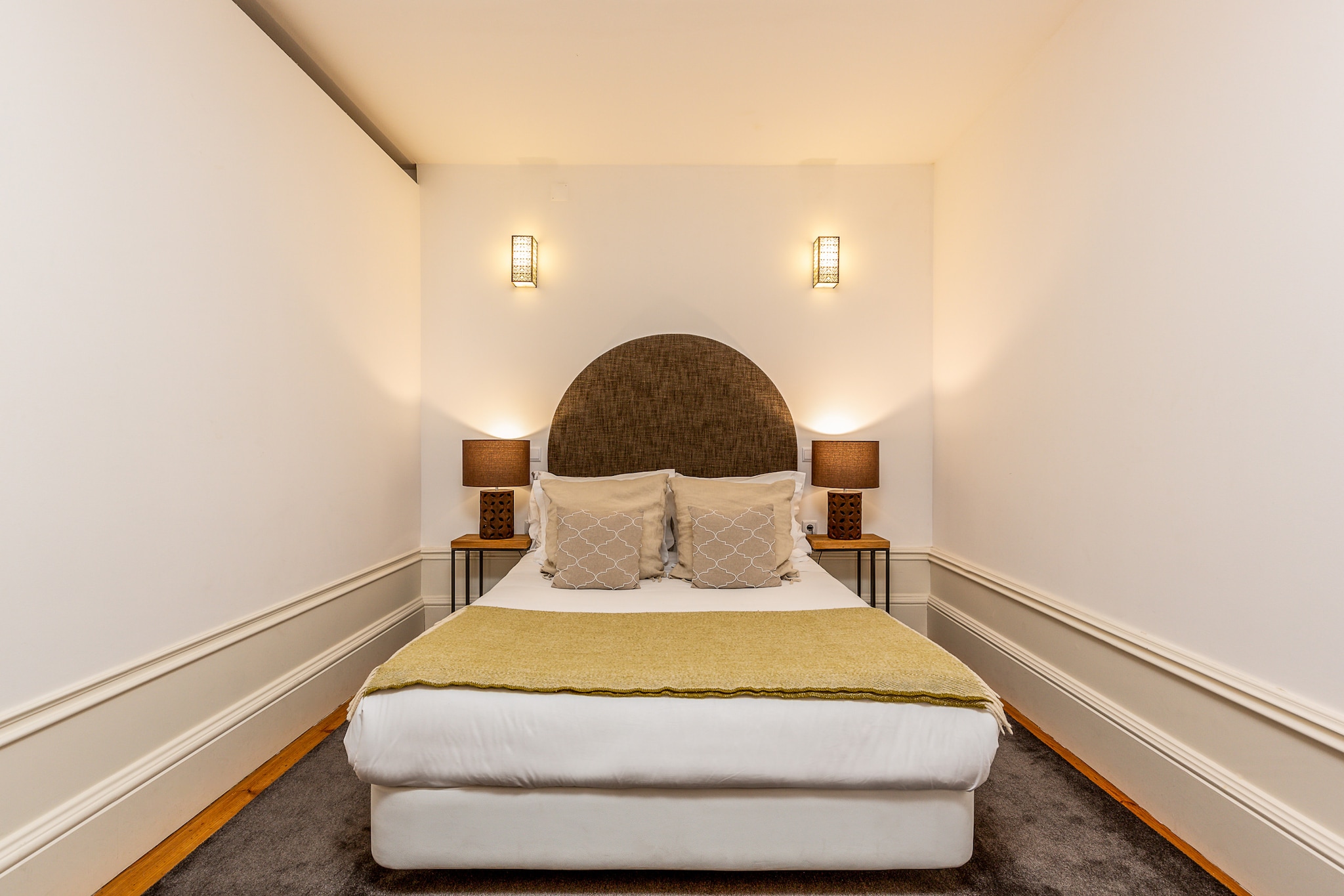 Living room(TV(satellite), dining table, seating area), open kitchen(electric kettle, toaster, coffee machine, oven, microwave, fridge-freezer, Juicer, dishes and cutlery), bedroom(double bed), bathroom(shower, hairdryer), Internet access, air conditioning, iron