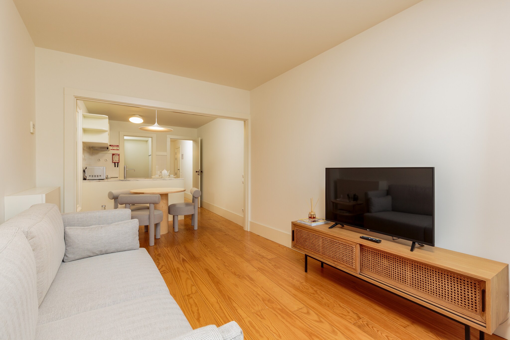 This modern and cozy studio is designed for comfort and convenience, featuring a double bed in the common space. The studio includes essential amenities such as air conditioning, TV, and internet access, ensuring a comfortable stay. Bed linen, towels, and final cleaning are all included in the booking, providing a hassle-free experience. The accommodation also offers a fully equipped kitchen, perfect for preparing meals, with essential appliances including a microwave, refrigerator, oven, and coffee machine. 

Located in the heart of Porto, this studio offers easy access to the city's top attractions, vibrant cafes, and restaurants. The area is well-connected by public transport, with bus stops and metro stations within walking distance. Explore the iconic Ribeira district, stroll along the Douro River, or visit the famous Livraria Lello. The propertyâ€™s central location makes it an ideal base for discovering Porto's rich culture, historical landmarks, and vibrant nightlife.

The studio also provides a modern bathroom with a shower, ensuring a refreshing experience. Whether youâ€™re staying for a short or extended period, this fully equipped studio offers a comfortable and practical stay, combining all the essentials for a memorable Porto experience. Parking is available upon request, and the property ensures an easy check-in process with flexible times.