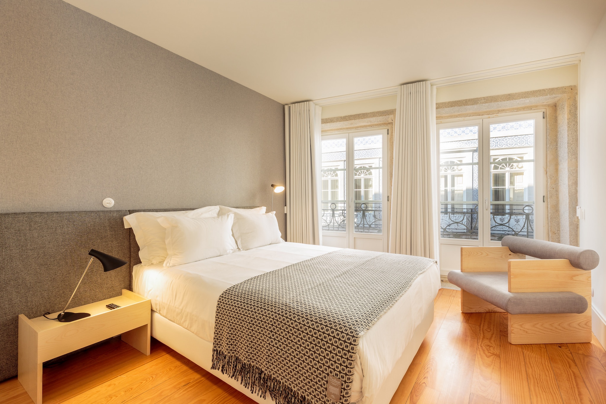 On the 2nd floor: (Living room(TV(satellite), dining table, seating area), open kitchen(electric kettle, toaster, coffee machine, oven, microwave, fridge-freezer, Juicer, dishes and cutlery), bedroom(single bed, double bed), bathroom(shower, hairdryer), toilet(toilet), Internet access)\n\nwashing machine, balcony, air conditioning, iron