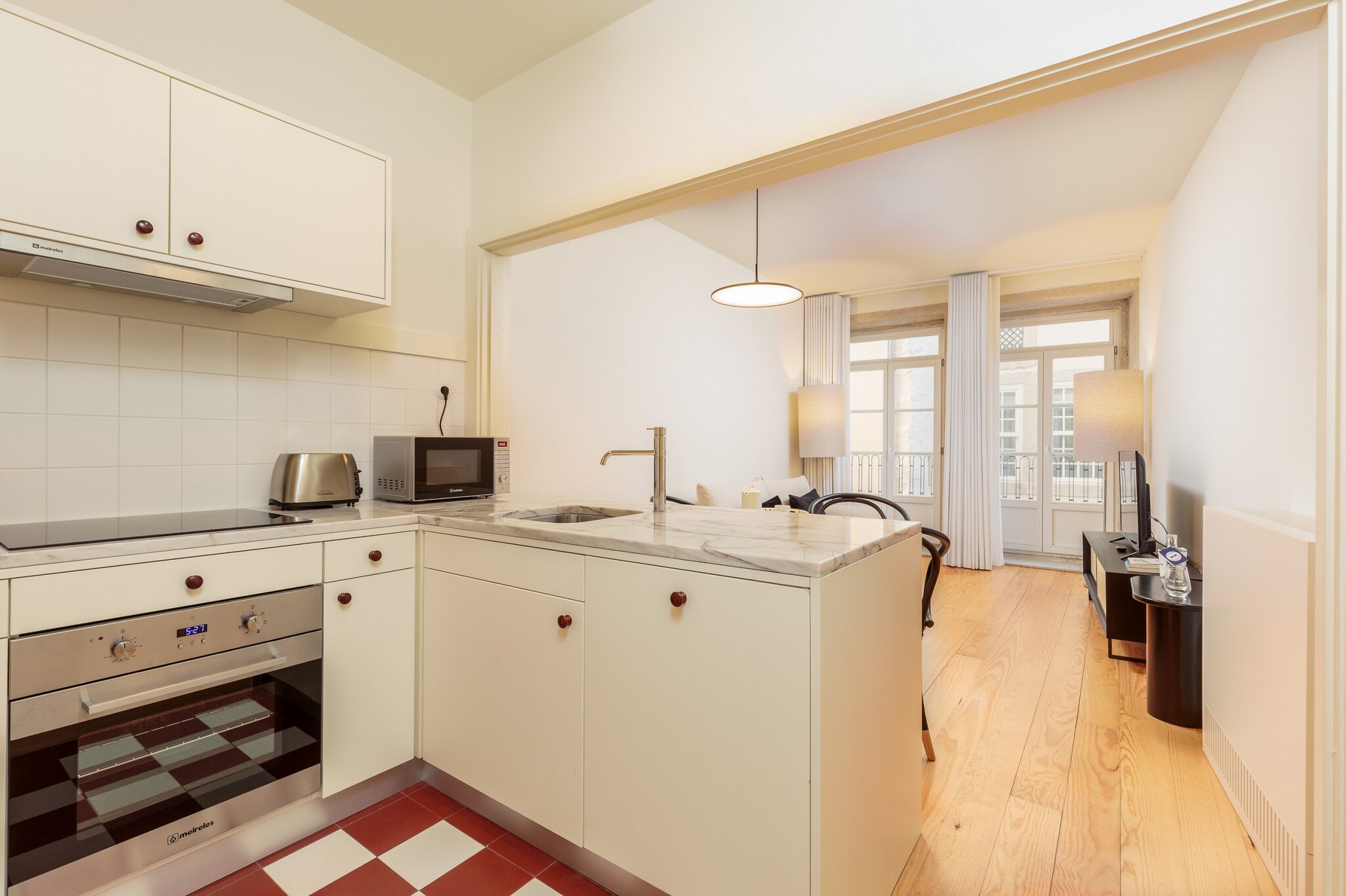 Cozy Getaway in Porto with Balcony