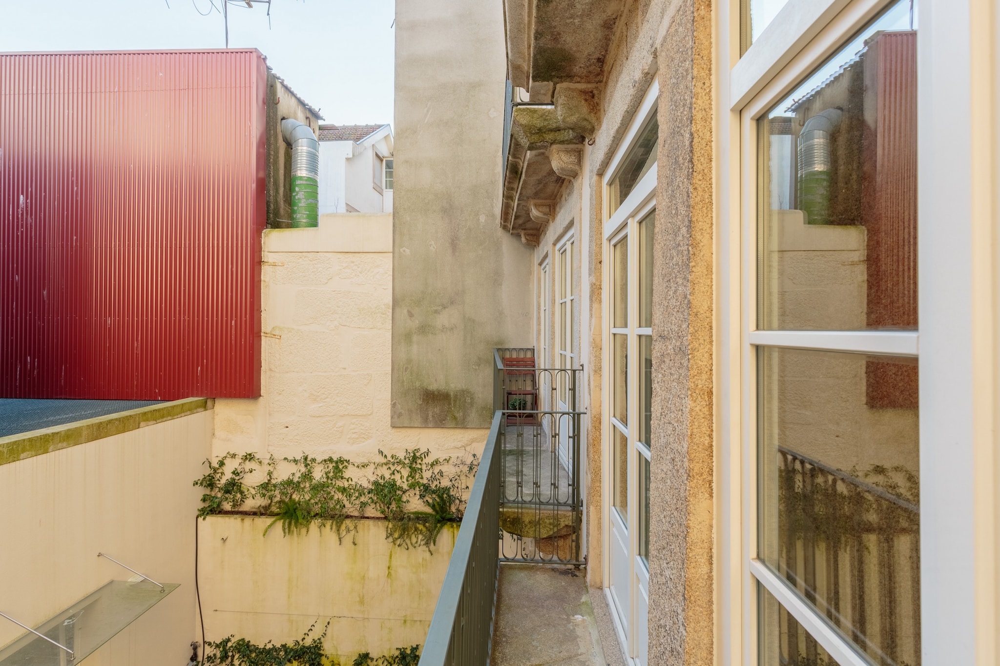 Cozy Getaway in Porto with Balcony