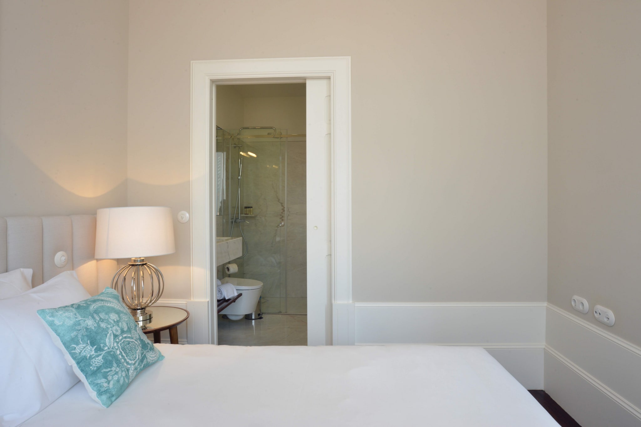 Living room(TV(satellite), dining table, seating area), open kitchen(electric kettle, toaster, coffee machine, oven, microwave, fridge-freezer, dishes and cutlery), bedroom(double bed, double bed), bathroom(shower, hairdryer), bathroom(shower), air conditioning, iron