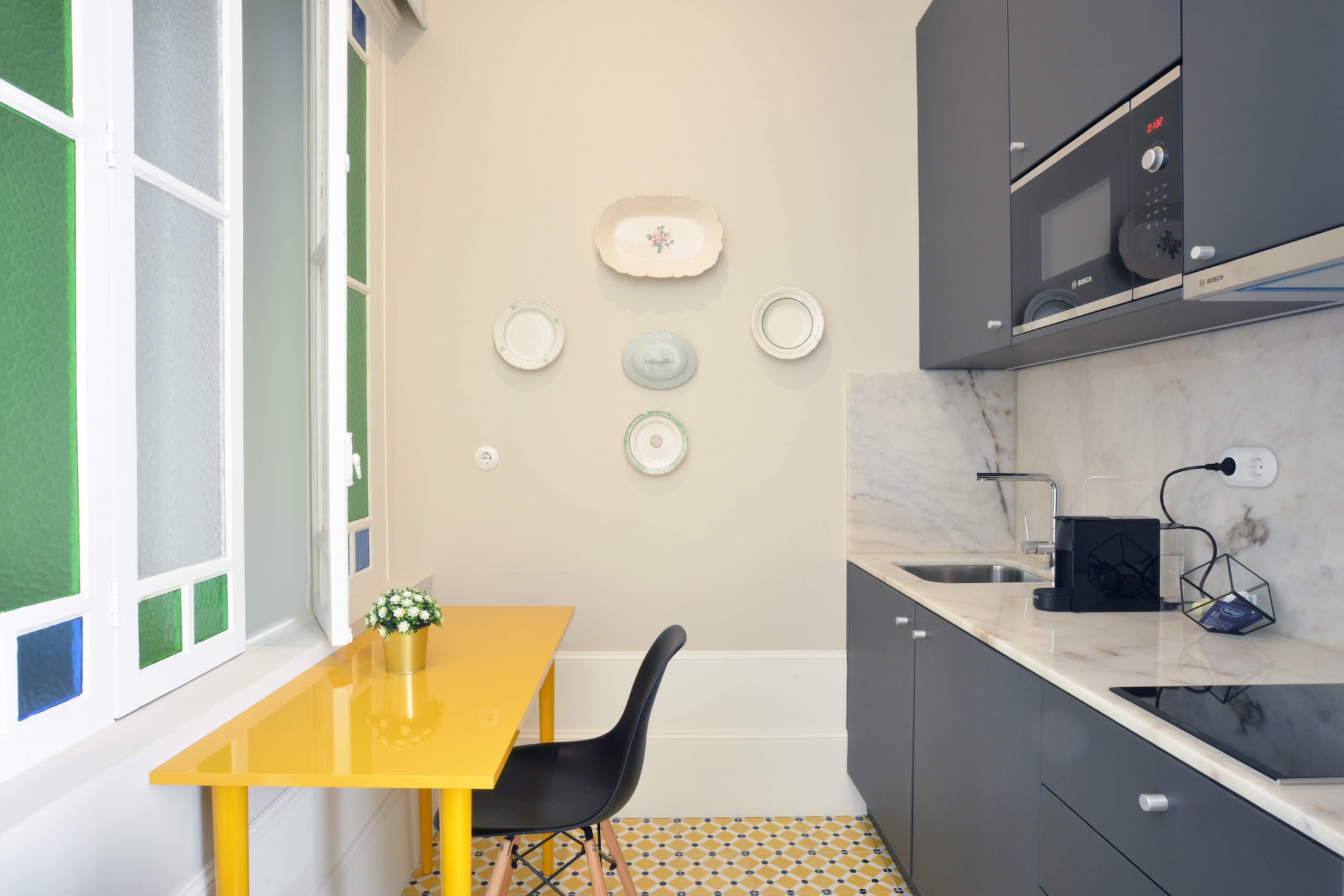 This cozy and well-equipped apartment is located in the heart of the lively city of Porto. With an area of 52 m², it offers comfortable accommodation for up to 2 people. The apartment consists of a studio with a double bed, as well as 1 full bathroom with a shower. The independent kitchen is fully equipped with a refrigerator, freezer, coffee machine, oven, microwave and all the necessary utensils to prepare meals. Other amenities include air conditioning, Wi-Fi internet, an iron, and a TV with channels in Spanish, English, French and Portuguese. The location is excellent, just 100 meters from the Bolhão metro station and 600 meters from the São Bento Station. This is the perfect place to explore the charming city of Porto!