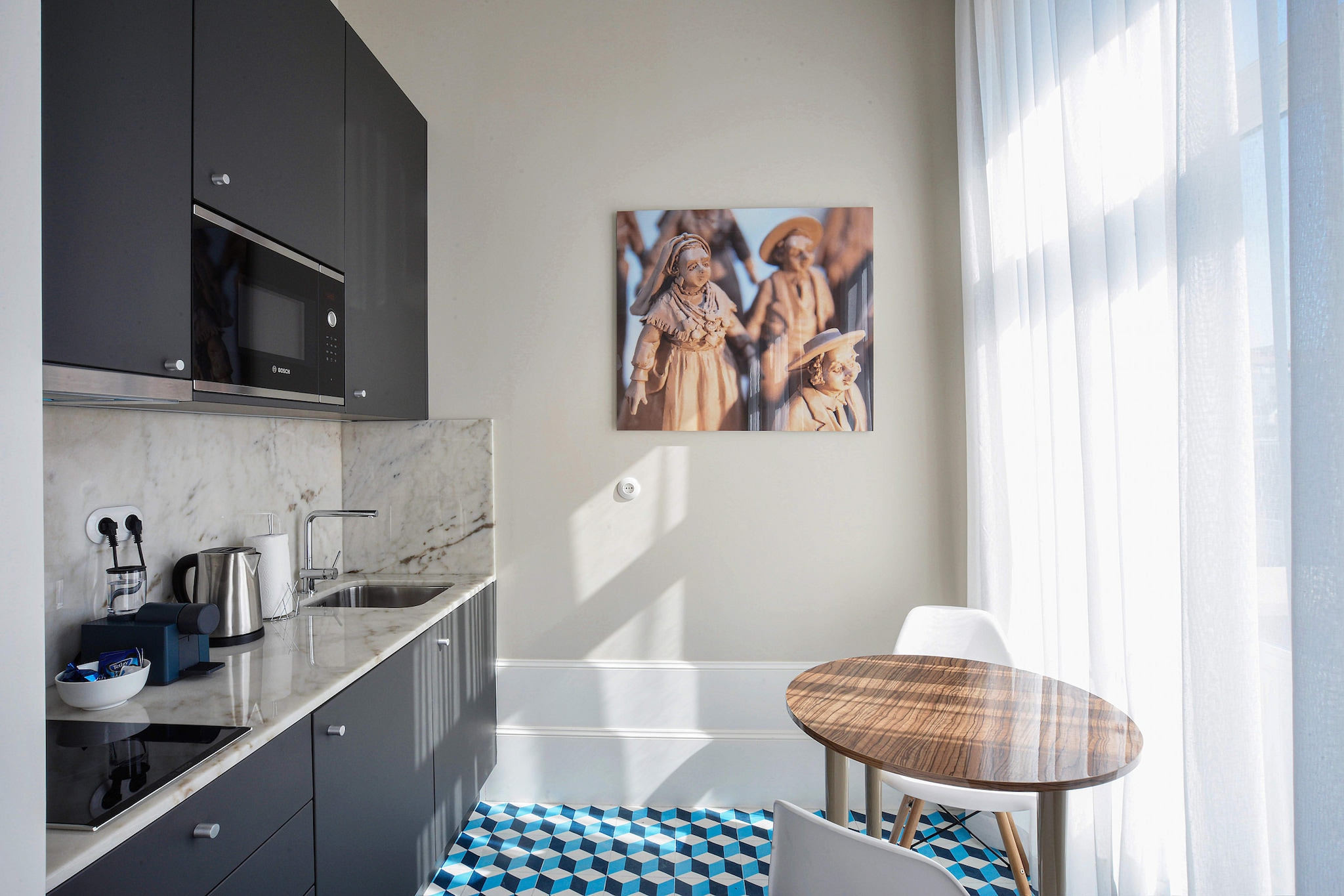 This cozy and well-equipped studio offers a comfortable retreat in the heart of Porto, ideal for up to 2 guests. The studio features 2 single beds, perfect for a relaxing stay. It also includes air conditioning, ensuring comfort throughout the year. Guests will enjoy the convenience of Wi-Fi internet and cable TV with channels in Spanish, English, French, and Portuguese. Additionally, a balcony with a city view provides a great spot to unwind.

The apartment is strategically located in the lively center of Porto, offering easy access to numerous attractions, cafes, and markets. A supermarket is just 500 meters away, and the metro and train station are within a 1100-meter radius, providing quick transportation options for exploring the city and its surroundings. This central location makes it a perfect base for those wanting to experience Porto's vibrant culture and history.

The studio features a fully equipped independent kitchen, complete with essential appliances such as a refrigerator, freezer, coffee machine, oven, and microwave. Whether you're preparing a homemade meal or just enjoying a quick snack, you'll have everything you need. The clean and modern bathroom includes all the necessary amenities for a comfortable stay, ensuring that your experience in Porto is both convenient and enjoyable.