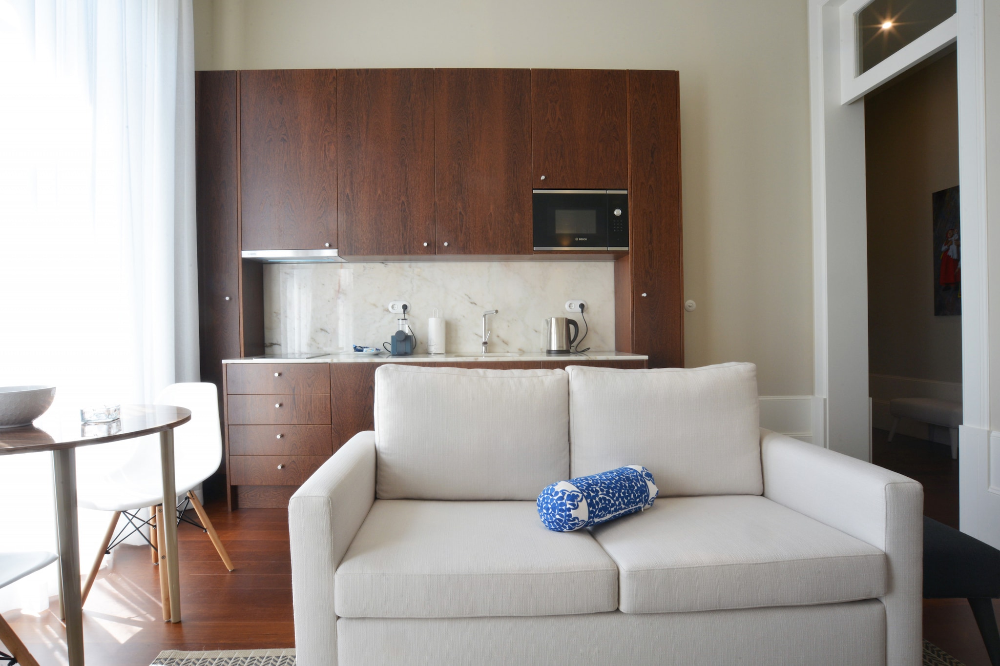 This cozy apartment, located in the heart of Porto, offers the perfect base for those looking to explore the vibrant city. Ideal for up to two guests, the apartment features a comfortable bedroom with a double bed, ensuring a restful nightâ€™s sleep. The space also includes an independent kitchen, fully equipped with modern appliances such as a stove, oven, microwave, and coffee machine, allowing you to prepare meals at your convenience. The bathroom, complete with a shower, adds to the overall comfort and privacy of your stay. 

Conveniently situated in the city center, the apartment is surrounded by Porto's charming streets and iconic landmarks. Just 500 meters from a supermarket, you'll have easy access to essential supplies. Additionally, the metro and train station are only 1100 meters away, providing excellent transportation links to explore Portoâ€™s rich culture, dining options, and historical monuments.

The apartmentâ€™s thoughtful amenities ensure a comfortable stay, with everything you need for a relaxing experience in Porto. The kitchen is well-equipped for self-catering, while the bedroom and bathroom provide the comfort and privacy you deserve. Whether you're in Porto for leisure or business, this apartment offers a welcoming and charming place to call home during your stay.