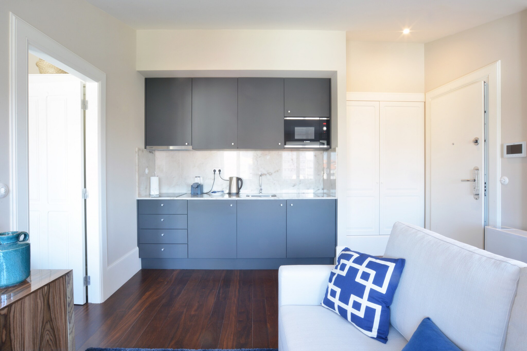 This cozy and fully equipped apartment is situated in the heart of Porto, offering a comfortable and convenient stay. With 2 spacious bedrooms and 2 modern bathrooms, it can accommodate up to 4 guests. The apartment features essential amenities like air conditioning, Wi-Fi internet, and a TV with a variety of international channels. The fully separate kitchen comes complete with a refrigerator, freezer, coffee machine, and oven, ideal for preparing your own meals. An iron is also available for added convenience.  

The apartment's central location makes it a perfect base for exploring Porto. Within just 500 meters, you'll find a supermarket for your daily needs, while the metro and train station are located 1100 meters away, providing easy access to the city's attractions. Youâ€™ll be able to explore the vibrant streets, restaurants, cafes, and historical landmarks within walking distance. 

Tastefully decorated, the apartment is designed to offer both comfort and style. Whether you're in Porto for business or leisure, this space is the ideal choice for a relaxing stay. Enjoy the cityâ€™s charm while having all the comforts of home at your fingertips.