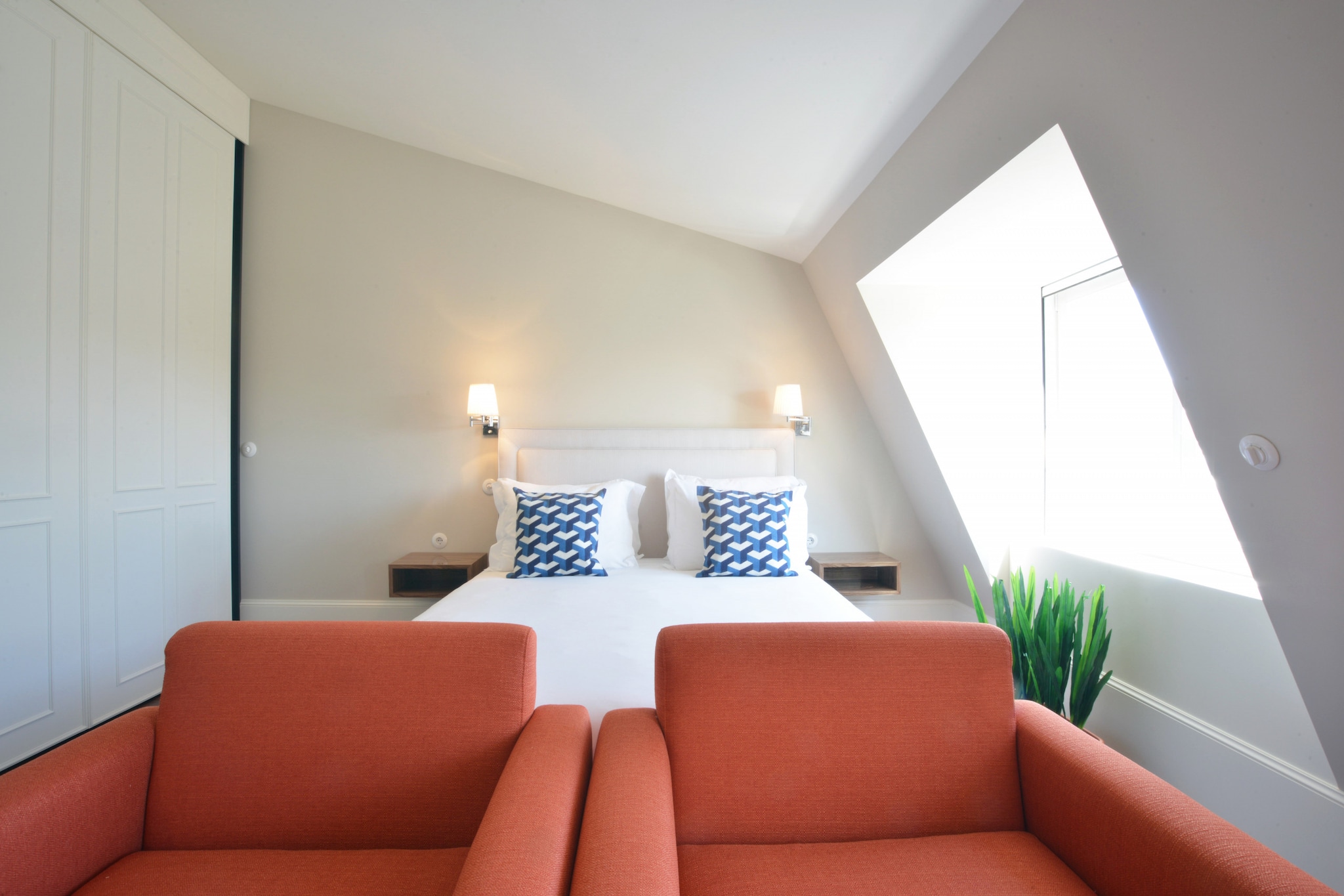 This welcoming and modern apartment is located in one of the liveliest neighborhoods of Porto, offering the perfect blend of comfort and convenience. The apartment is fully equipped with everything you need for a pleasant stay, featuring air conditioning, Wi-Fi internet, a fully stocked kitchen with all essential appliances, and a cozy living area for relaxation. With two bedrooms and two bathrooms, it can accommodate up to four guests, ensuring a comfortable experience for both individuals and small groups.
Its prime location provides easy access to public transportation, making it an ideal base for exploring Porto. The Bolhão metro station is just 100 meters away, while São Bento train station is only 600 meters from the apartment, allowing you to easily travel around the city and beyond. Francisco Sá Carneiro Airport is 17 km away, ensuring convenient access for travelers arriving by plane. Nearby, you will find an array of cafes, restaurants, shops, and local attractions, adding to the vibrant atmosphere of the neighborhood.
The apartment is tastefully decorated, combining modern furnishings with a welcoming ambiance, perfect for a relaxing stay. Whether you’re visiting Porto for business or leisure, this apartment offers a memorable and comfortable experience, allowing you to immerse yourself in the charm of Porto’s historic center.