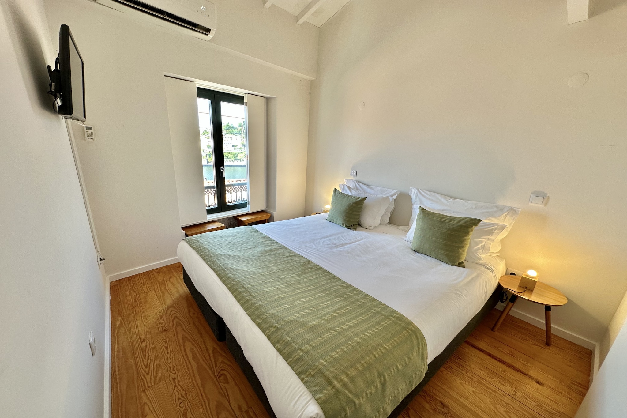 This cozy 1-bedroom apartment, located in the heart of Porto, offers a perfect retreat for couples or small families looking to experience the city. With 45 m² of well-designed space, the apartment features 1 double bed and 1 sofa bed, comfortably accommodating up to 3 guests. The apartment is equipped with air conditioning, ensuring comfort throughout the year. The bathroom has a shower, and the living area is equipped with high-speed Wi-Fi and a TV with channels in Spanish, English, French, and Portuguese.
The apartment’s independent kitchen is fully equipped, including a refrigerator, freezer, coffee machine, oven, microwave, and all the necessary utensils, allowing guests to prepare their own meals. For those who prefer to explore local dining options, the neighborhood offers a variety of restaurants, bars, and shops just a short walk away. Pets are welcome, making this a great choice for travelers with furry companions.
Located in a quiet area, yet close to the vibrant attractions of Porto, this apartment serves as an ideal base to discover the city’s charm. With easy access to public transportation and key points of interest, your stay here promises both relaxation and adventure.