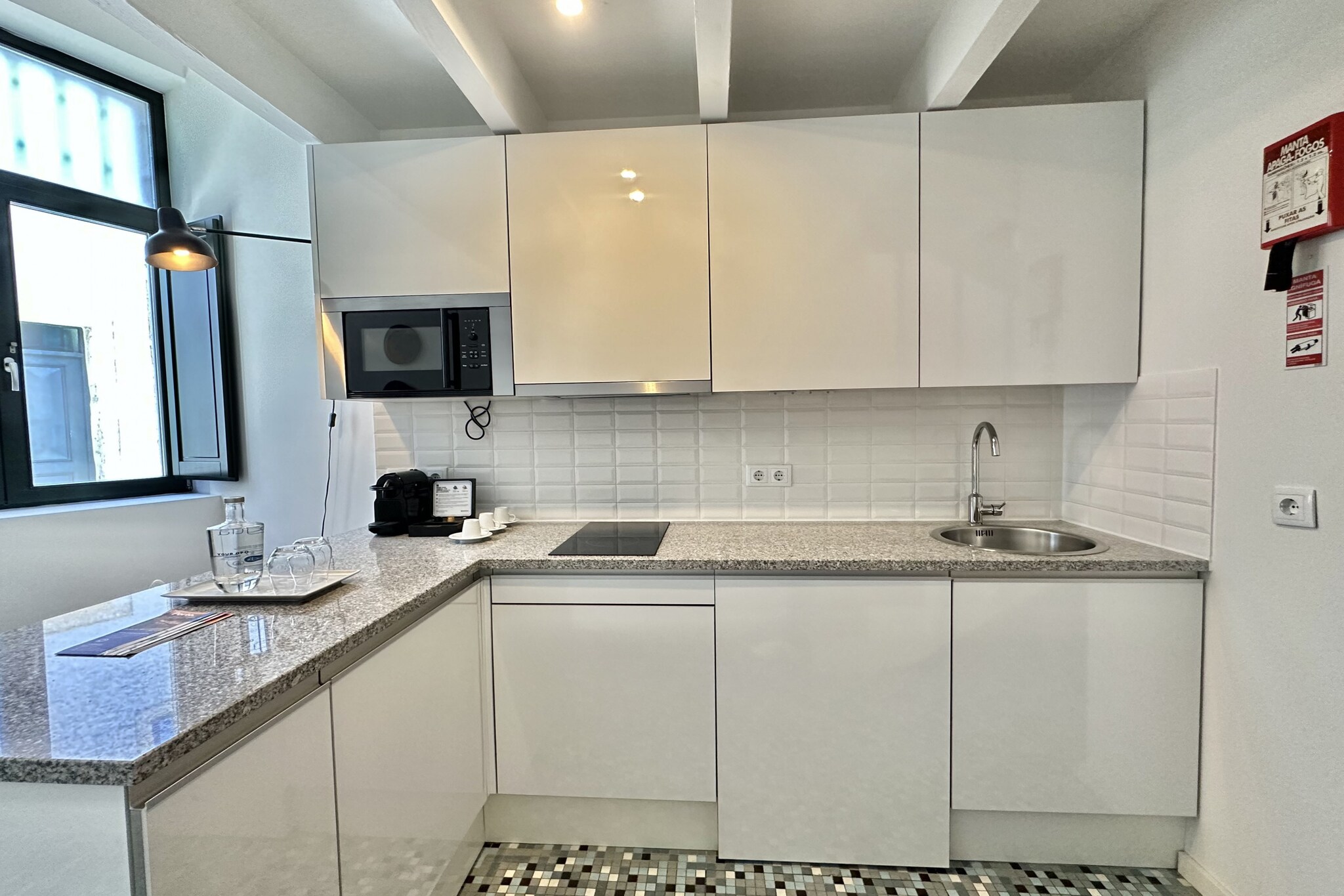 Charming 2-Bedroom Apartment in Porto