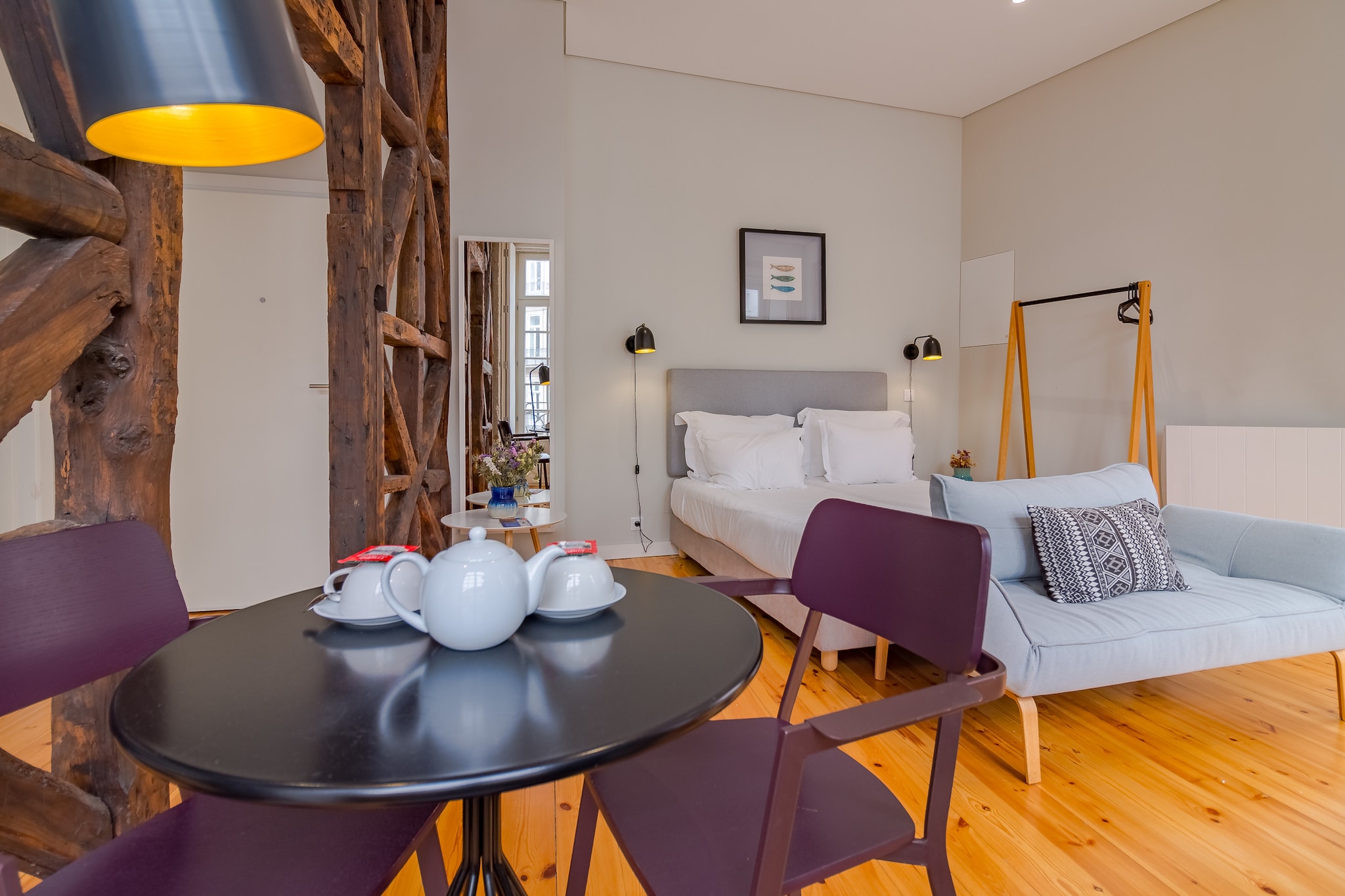 This cozy 35m² studio is ideally located in the heart of Porto, just a short walk from the city's top tourist attractions. Perfect for couples or solo travelers, it provides a comfortable and convenient base for exploring the vibrant city. The apartment features air conditioning to ensure a comfortable stay all year round. The independent kitchen is fully equipped with a refrigerator, freezer, coffee machine, microwave, and all essential utensils for preparing light meals. The bedroom is furnished with a double bed, offering a restful retreat after a day of sightseeing. The apartment also includes a bathroom with a shower for your convenience.
Situated in a central location, this apartment offers easy access to Porto’s historic sites, restaurants, cafes, and shops. Although there is no parking available on-site, there are several public parking options nearby. The property is within walking distance of public transportation, making it easy to get around the city.
In addition to its great location, the apartment offers complimentary Wi-Fi, so you can stay connected throughout your stay. Whether you're visiting for leisure or business, this charming studio provides a relaxing and well-equipped space in the heart of Porto.