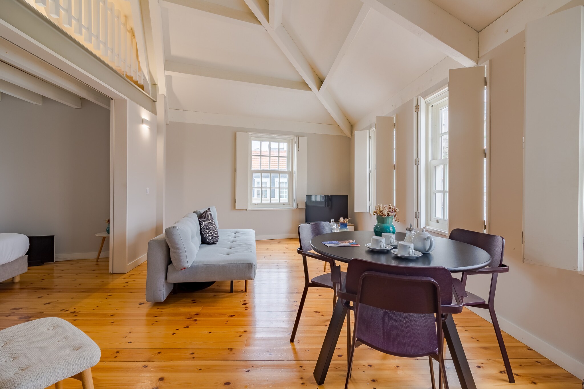 This cozy 35mÂ² studio apartment is perfectly situated in the heart of Porto, just a short walk from the city's main attractions. Ideal for couples or solo travelers, it provides a comfortable space to relax and explore. The apartment is equipped with air conditioning, ensuring a pleasant atmosphere throughout the year. It features a separate, fully equipped kitchen with a refrigerator, stove, microwave, coffee maker, and all the necessary utensils for preparing light meals. The apartment also includes a complete bathroom with a shower, offering convenience and comfort during your stay.

The location of this studio is excellent, with several of Porto's most famous tourist spots just minutes away on foot. Explore the city's iconic historic monuments, the picturesque Ribeira area, and indulge in the renowned local cuisine. The apartment is close to various cafes, restaurants, and shops, making it easy to experience the vibrant atmosphere of Porto. Public transportation options, including metro and bus stations, are also nearby, providing easy access to other parts of the city. While the apartment does not have on-site parking, public parking facilities are available in the area.

This well-equipped studio also offers free Wi-Fi to keep you connected throughout your stay. Although there is no parking on-site, youâ€™ll have access to public parking options close by. Whether youâ€™re preparing meals in the kitchen or enjoying the cityâ€™s local delights, this studio provides a great base for an unforgettable stay in Porto.