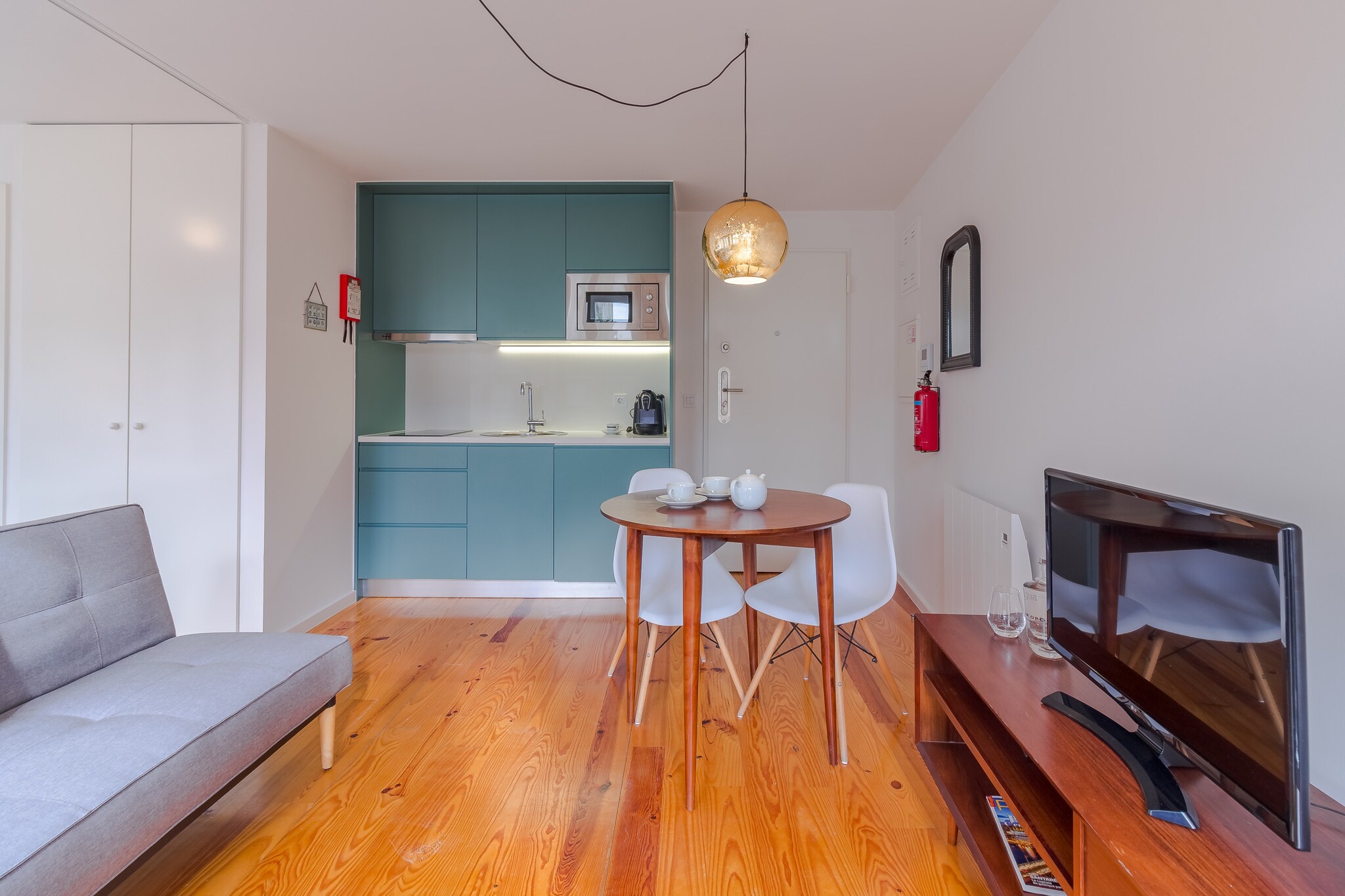 Modern studio in Porto with balcony