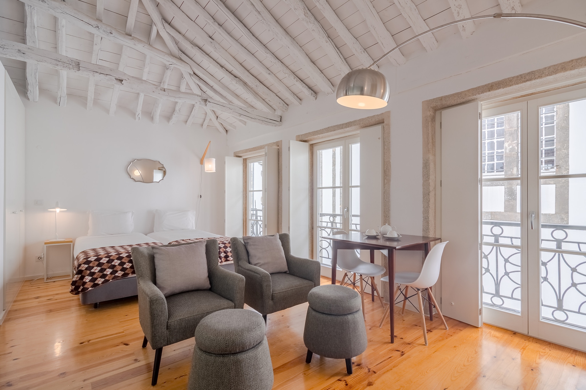 This charming 28 mÂ² studio apartment, located in the heart of Porto, offers the perfect base for couples or solo travelers. The apartment is equipped with modern amenities, including air conditioning for comfort throughout the year. It features a fully equipped separate kitchen with appliances such as a refrigerator, freezer, coffee machine, oven, and microwave, ideal for preparing light meals. The unit accommodates up to 2 guests with 2 single beds, and the private bathroom includes a shower. The apartment also offers free Wi-Fi, cable TV with channels in Spanish, English, French, and Portuguese, and a balcony with a view of the city.

The studio is just steps away from Portoâ€™s main attractions, giving you easy access to the cityâ€™s historic landmarks, lively streets, and local markets. You can enjoy a peaceful moment on the private balcony, taking in the city view while relaxing. Smoking is not permitted inside the apartment, ensuring a clean and fresh environment throughout your stay.

Although pets are not allowed, this cozy apartment provides everything you need for a comfortable and convenient stay. Whether you're in Porto to explore its culture or enjoy its vibrant atmosphere, this well-equipped studio is an excellent choice for a memorable visit.