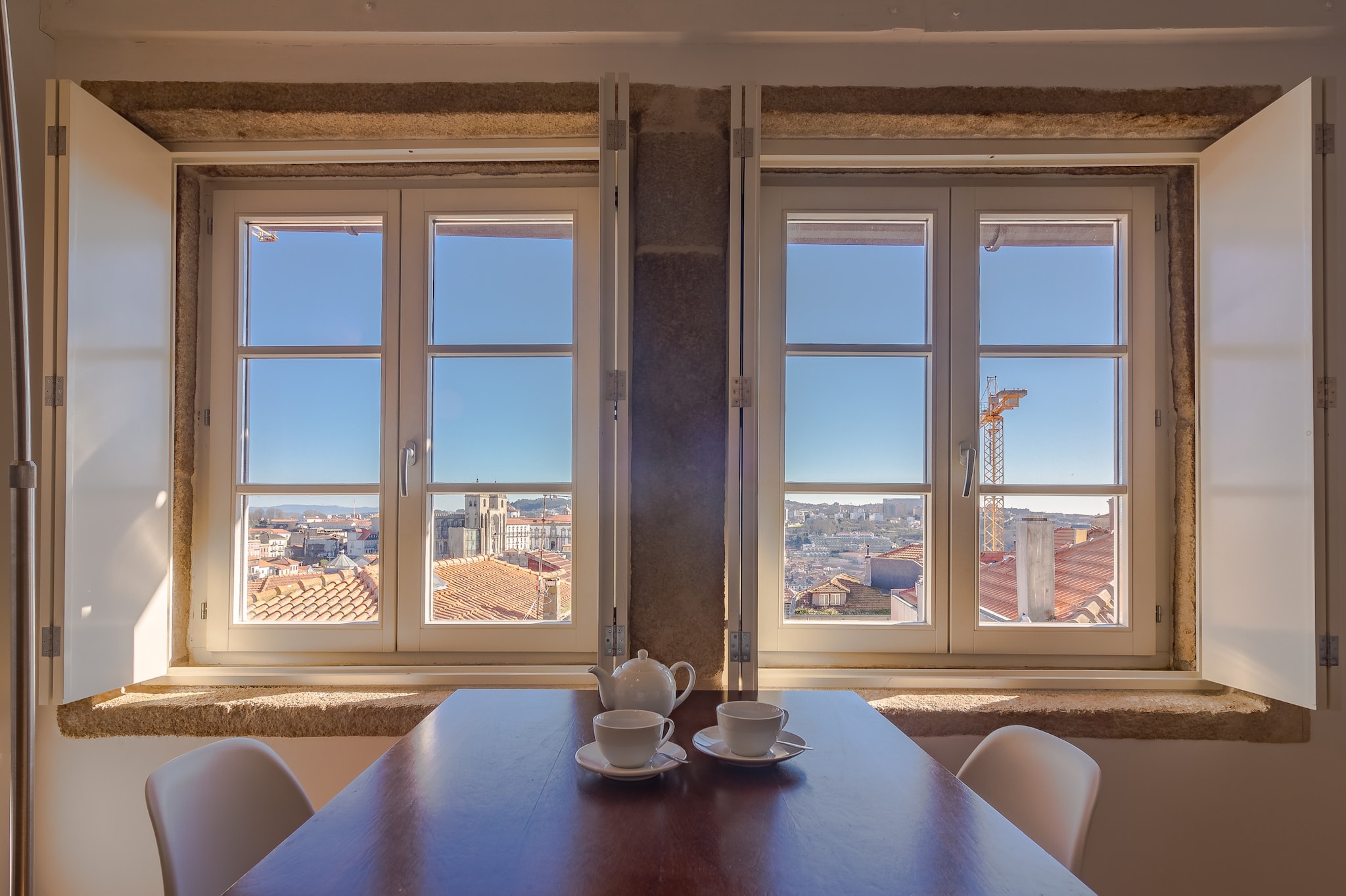 This cozy and fully equipped studio offers the ideal location for your stay in Porto. With 28 mÂ² of space, it comfortably accommodates up to 2 people. The apartment includes 1 bathroom with a shower for added convenience. The separate kitchen is well-equipped with a refrigerator, freezer, coffee machine, oven, microwave, and all the necessary utensils to prepare your meals. The apartment also features air conditioning, electric heating, and Wi-Fi to ensure comfort throughout the year. For entertainment, the studio offers a television with channels in Spanish, English, French, and Portuguese.

Perfectly suited for couples or solo travelers, this studio provides a comfortable and well-located base in Porto. Itâ€™s an excellent choice for those wanting to explore the city while enjoying a peaceful retreat. 

Whether you're here to experience Portoâ€™s rich culture, historic landmarks, or vibrant lifestyle, this cozy studio offers everything you need for a memorable stay.