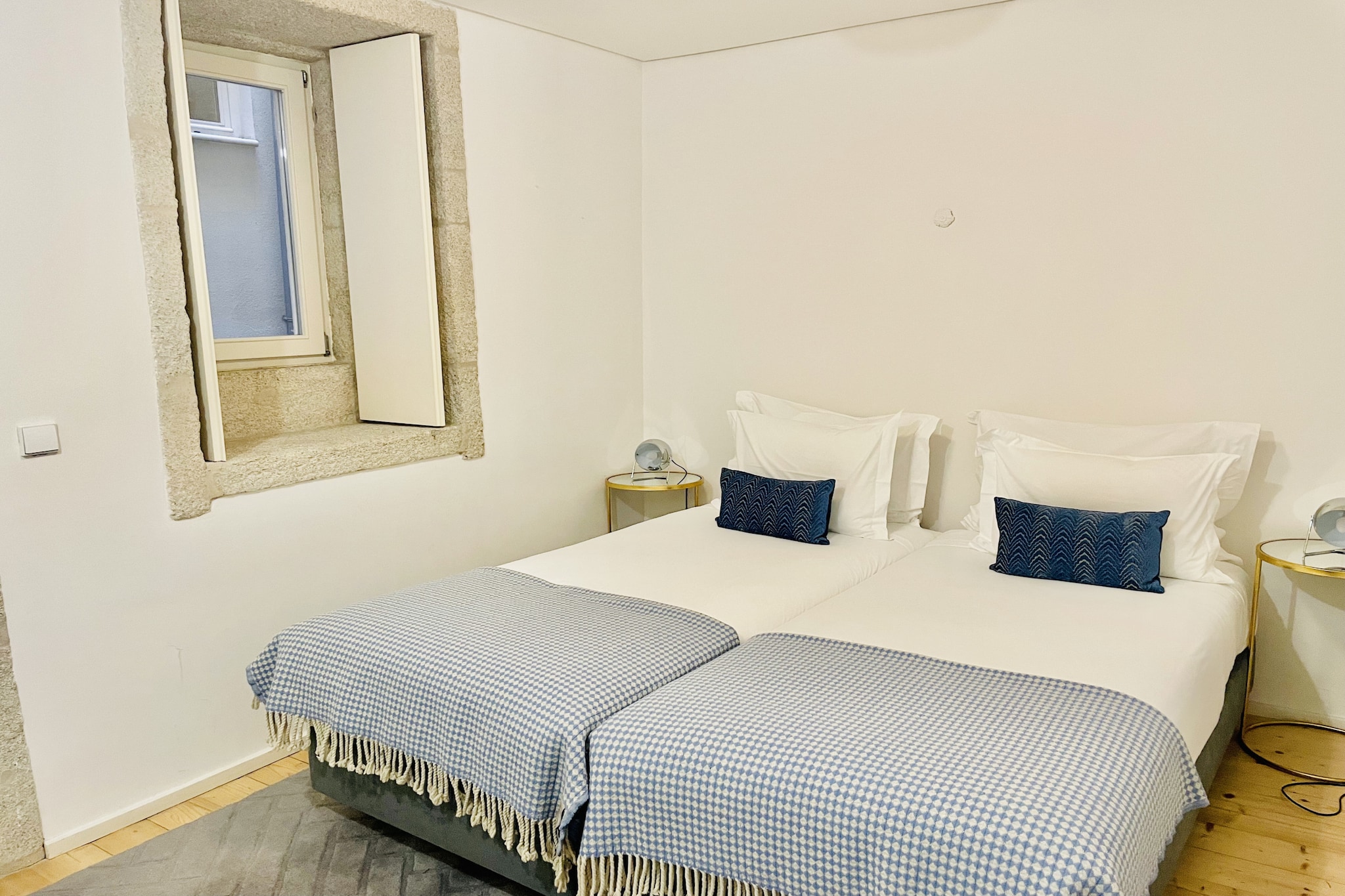 Living room(single sofa bed, TV(satellite), dining table, seating area), open kitchen(electric kettle, toaster, coffee machine, oven, microwave, fridge-freezer, dishes and cutlery), bedroom(single bed, single bed), bathroom(shower, hairdryer), Internet access, air conditioning, iron