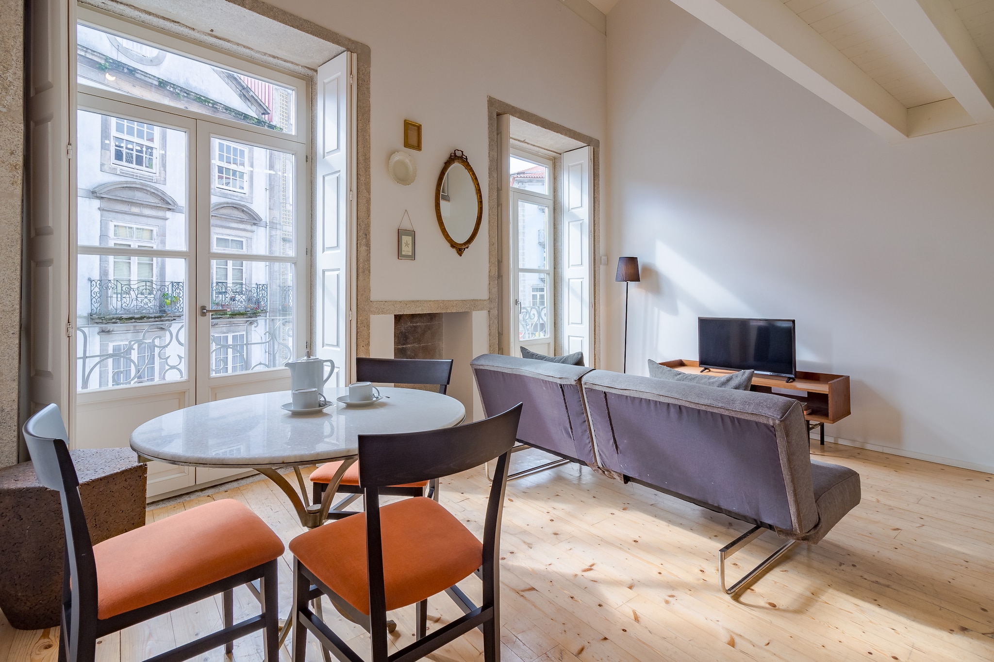 This cozy 55mÂ² apartment is located in the heart of Porto, just a few minutes' walk from the cityâ€™s main tourist attractions. With 3 comfortable beds, including 2 single beds and 1 sofa bed, the apartment comfortably accommodates up to 3 people. The independent kitchen is fully equipped with essential appliances such as a refrigerator, freezer, coffee machine, oven, and microwave, making it easy to prepare homemade meals. The apartment also features a cozy living area with cable TV offering multiple language options. 

The apartment is equipped with air conditioning and electric heating, ensuring year-round comfort. High-speed Wi-Fi is also available, allowing you to stay connected throughout your stay. Its central location makes it the perfect choice for those looking to explore Portoâ€™s vibrant culture and historic landmarks, all while enjoying a comfortable and convenient base. 

Whether youâ€™re visiting Porto for sightseeing or relaxation, this apartment offers the ideal setting to make your stay unforgettable.