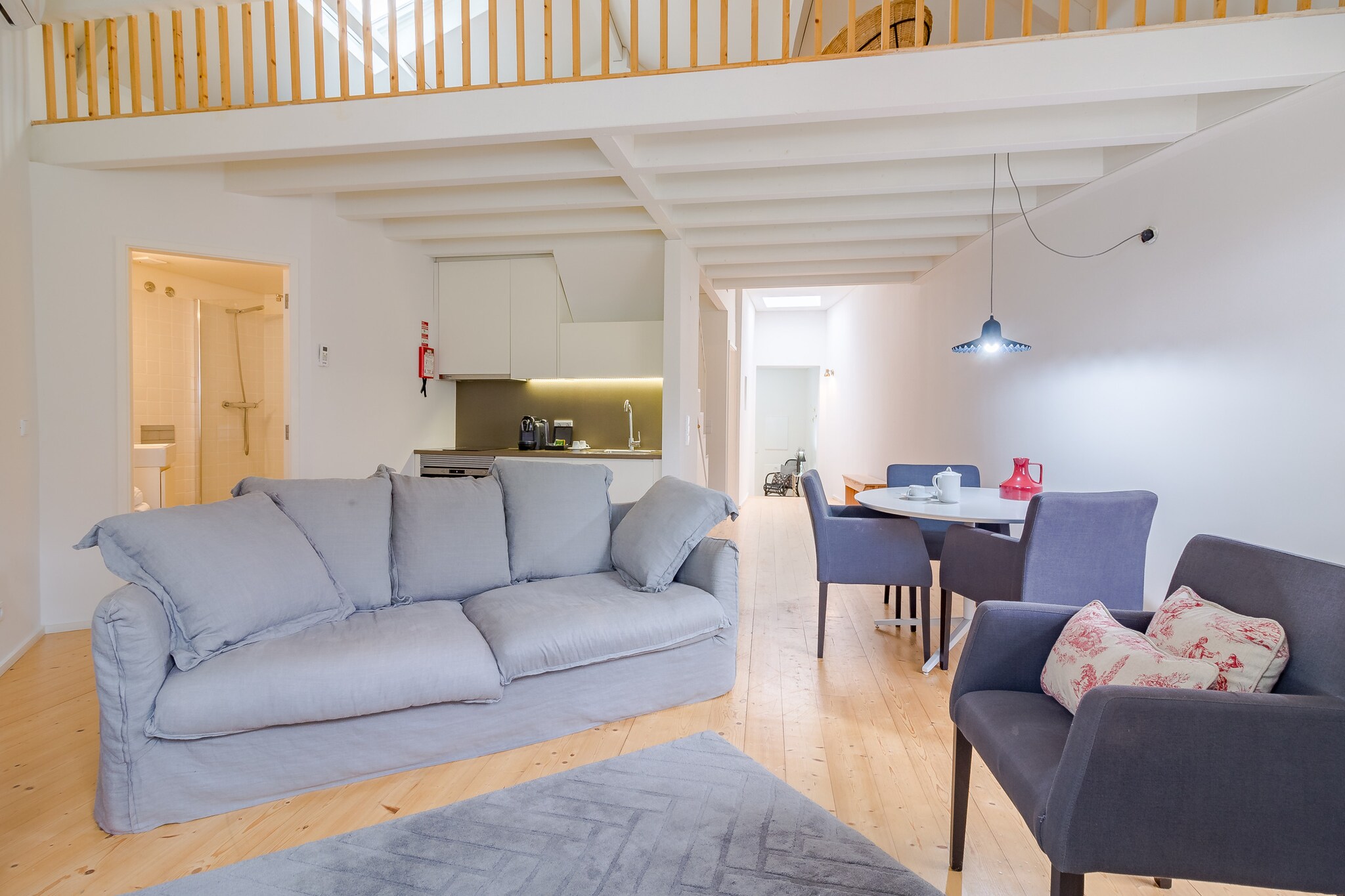 This cozy 2-bedroom apartment is located in the heart of Porto, just a few minutes' walk from some of the city's main attractions. With 110 m² of space, it offers ample room and comfort for up to 4 people. The apartment is equipped with air conditioning, electric heating, and Wi-Fi internet, ensuring a comfortable stay throughout the year. The independent kitchen is fully equipped with essential appliances such as a refrigerator, freezer, coffee machine, oven, microwave, and all necessary utensils for preparing your meals.
The apartment features 1 bathroom with a shower, providing all the conveniences you need. The unit includes 3 beds: 1 double and 2 single beds, ensuring a restful night’s sleep after a day of exploring the vibrant city. Situated in a quiet area, the apartment is still close to restaurants, bars, and shops, giving you easy access to everything Porto has to offer.
Although there is no parking on-site, parking options are available nearby. This apartment offers the perfect blend of space, comfort, and a great location for your stay in Porto.