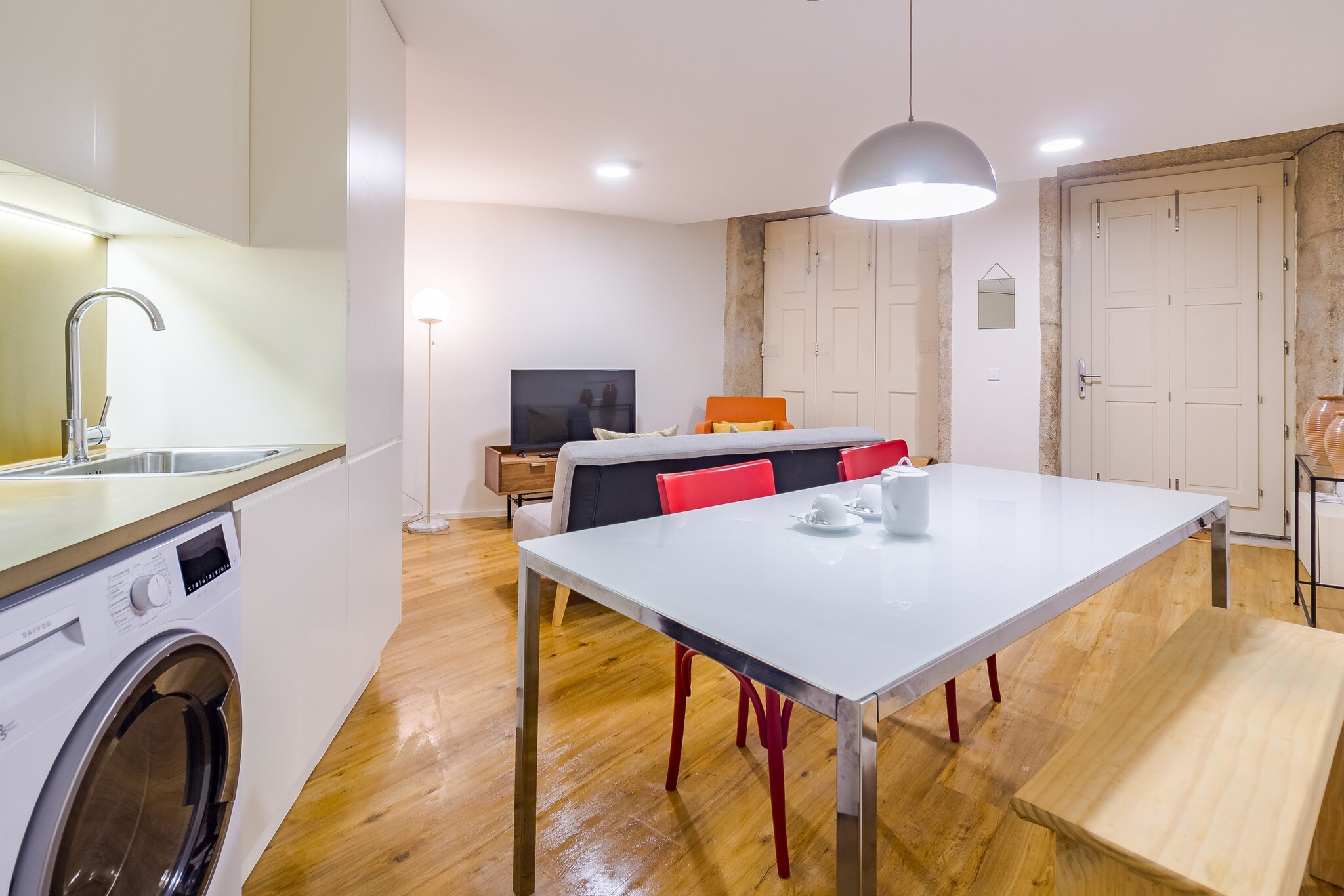 This cozy 1-bedroom apartment is ideally located in the heart of Porto, just a few minutes' walk from the city's main attractions. With 43 mÂ² of space, itâ€™s perfect for couples or small families seeking a comfortable and convenient stay. The apartment features all the necessary comforts for a pleasant experience. The fully equipped independent kitchen includes a refrigerator, freezer, coffee machine, oven, microwave, and all the essential utensils for preparing meals.

The cozy living room offers a TV with channels in Spanish, English, French, and Portuguese, ensuring you can relax and enjoy entertainment during your stay. The bedroom has a double bed and a sofa bed, accommodating up to 3 people, and the bathroom with a shower completes the apartment's amenities. 

While there is no parking on-site, there are parking options nearby. This apartment is an excellent choice for those looking for a comfortable base to explore the charming city of Porto, with easy access to local restaurants, bars, shops, and cultural landmarks.