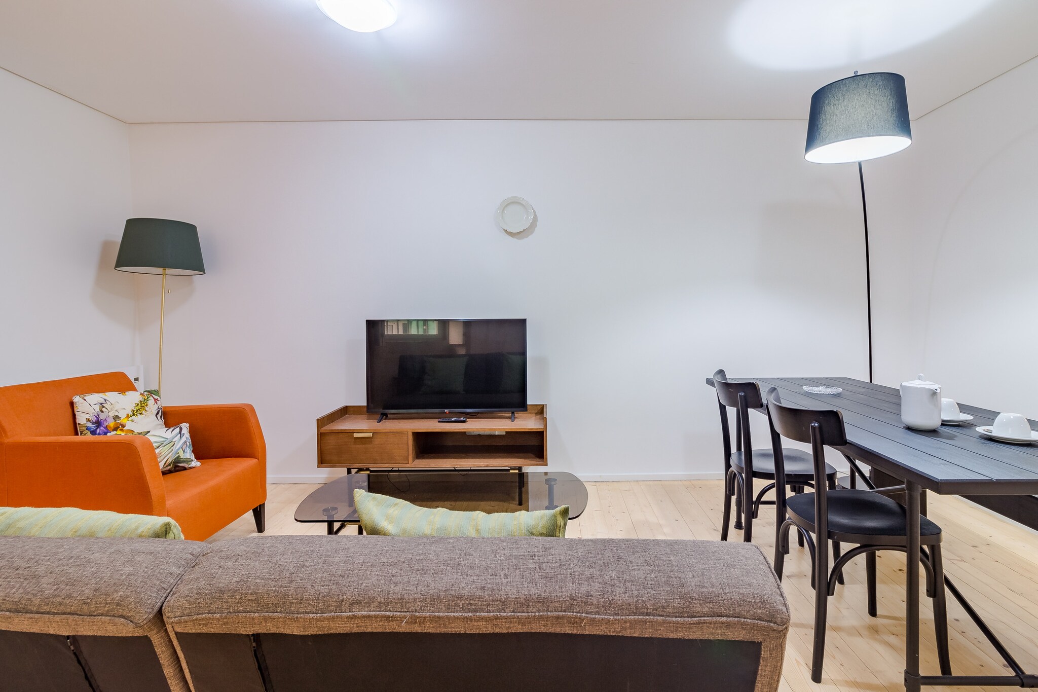 This cozy 1-bedroom apartment is situated in the heart of Porto, just a few minutes' walk from the city's main attractions. Spanning 45 mÂ², the apartment is ideal for couples or small families seeking a comfortable and convenient stay. It features 1 bathroom with a shower and 3 beds, including 2 single beds and 1 sofa bed, providing flexible accommodation for up to 3 guests. 

The independent kitchen is fully equipped with a ceramic hob, refrigerator, washing machine, coffee maker, oven, microwave, and all essential cooking utensils, allowing you to prepare homemade meals during your stay. For added comfort, the apartment includes electric heating radiators and free Wi-Fi. Enjoy entertainment with cable TV that offers channels in Spanish, English, French, and Portuguese.

With its prime location in Porto, this apartment offers easy access to the city's vibrant restaurants, shops, and cultural landmarks. It's the perfect choice for those looking for a comfortable base to explore all the charm Porto has to offer.