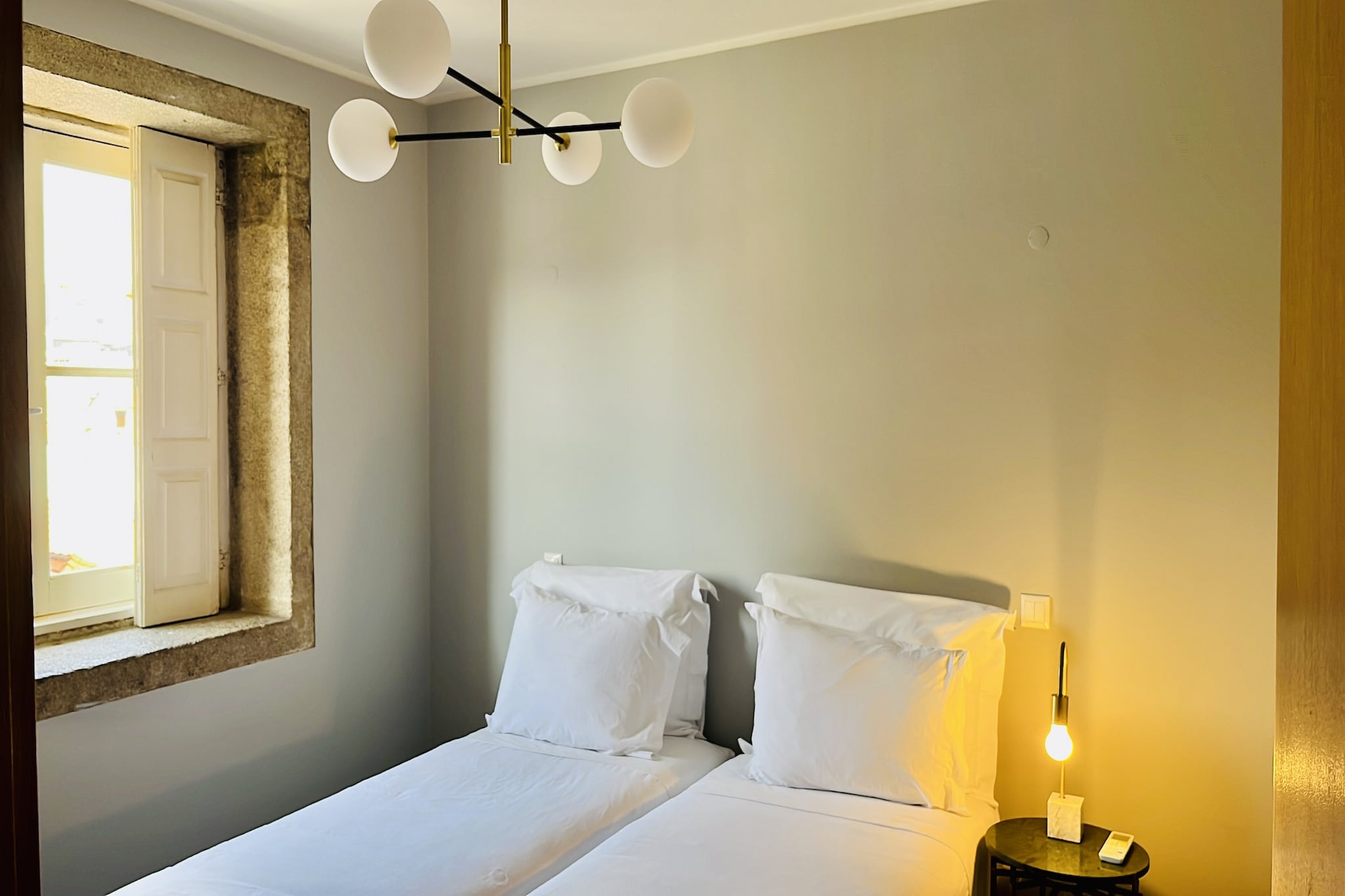 Living room(TV, seating area), Kitchen(electric kettle, toaster, coffee machine, oven, microwave, fridge-freezer, Juicer, dishes and cutlery, Cooking basics), bedroom(single bed), bedroom(single bed, single bed), bathroom(bath tub, washbasin, toilet, hairdryer), Internet access, washing machine, air conditioning, iron