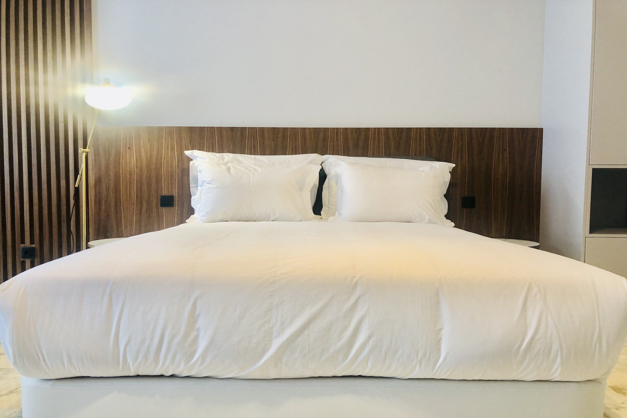 On the 2nd floor: (Kitchen(electric kettle, toaster, coffee machine, microwave, fridge-freezer, Juicer, dishes and cutlery, Cooking basics), Living/bed room(double bed, TV, seating area), bathroom(shower, washbasin, toilet, hairdryer), Internet access)\n\nElevator, tumble dryer, washing machine, air conditioning, iron