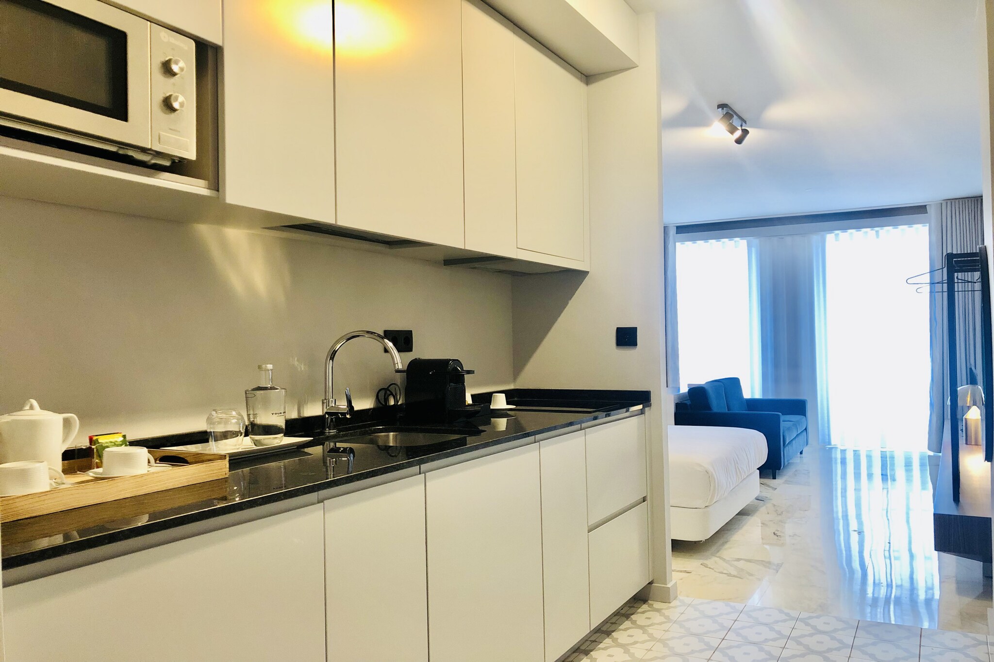 This charming and conveniently located apartment offers a perfect base for exploring Porto. Situated in the heart of the city, the apartment features one comfortable bedroom with a double bed, ideal for a relaxing stay. The fully equipped kitchen includes all essential appliances such as a refrigerator, washing machine, dryer, coffee maker, and microwave, ensuring that you can prepare your meals with ease. The modern bathroom is fitted with a shower for your convenience.
In terms of location, the apartment is excellently connected to transport links, with São Bento train station just 600 meters away, and the airport 17 km from the property. The metro station is less than 100 meters away, while bus stops are only 850 meters from the apartment, making it easy to navigate the city. A supermarket is conveniently located 100 meters away, allowing for easy access to everyday necessities.
The apartment also offers essential amenities, including Wi-Fi and a TV with channels in Spanish, English, French, and Portuguese. Air conditioning is available to ensure comfort throughout the year. Whether you're visiting for business or leisure, this modern and well-equipped apartment makes a perfect choice for your stay in Porto.